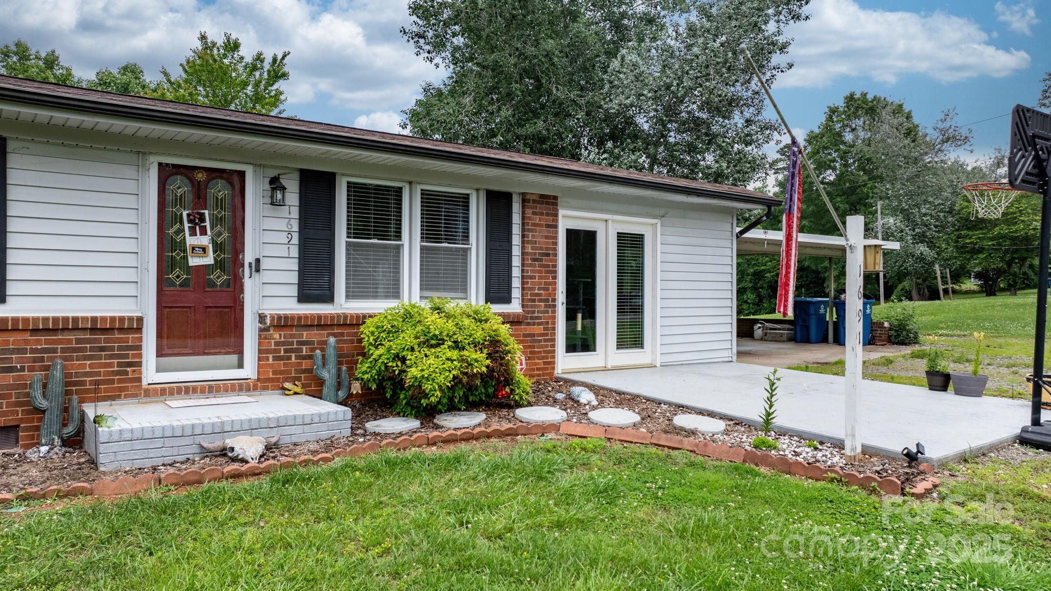 1691 Hill River Road Property Photo 1
