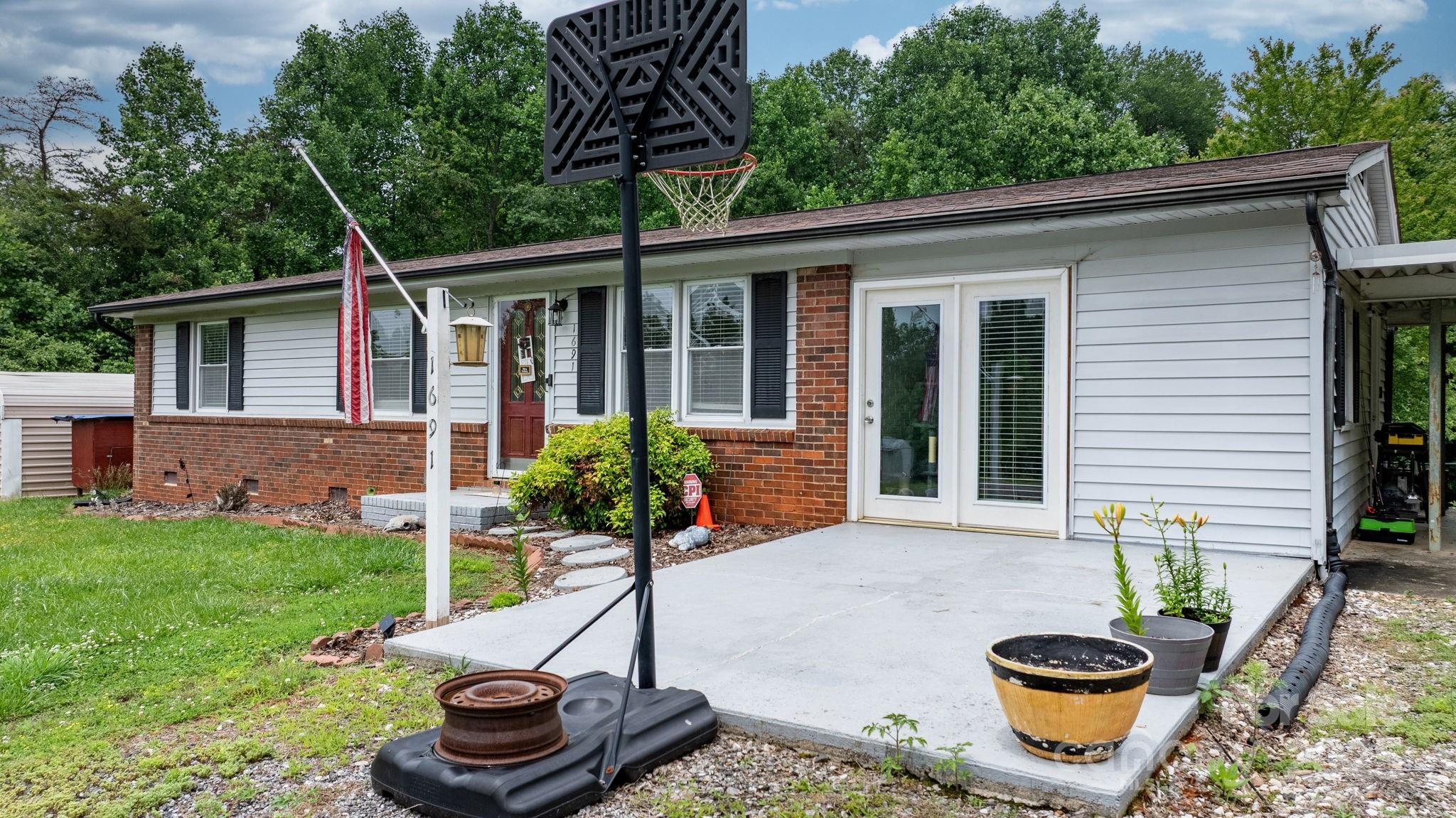 1691 Hill River Road Property Photo 3