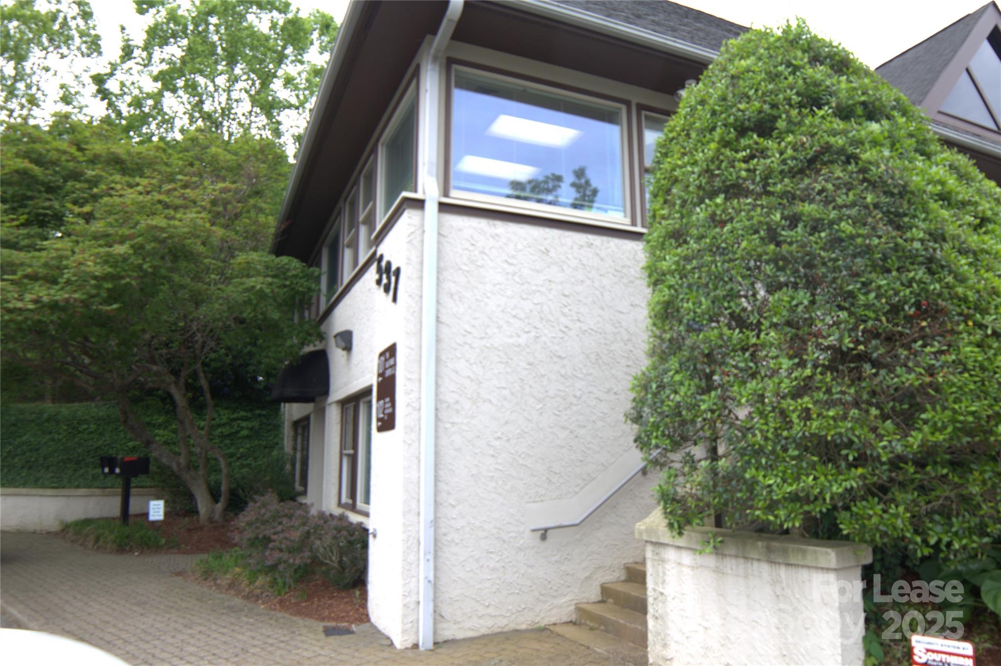 537 College Street 102 Property Photo 3