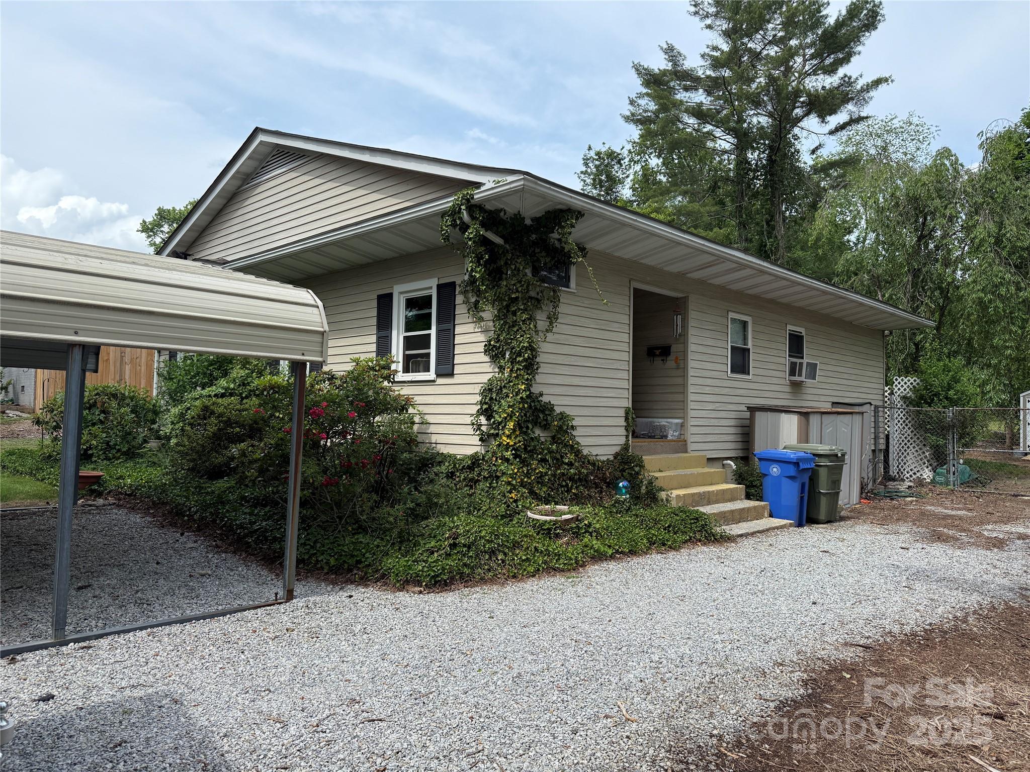 526 Ehringhaus Street Property Photo 3