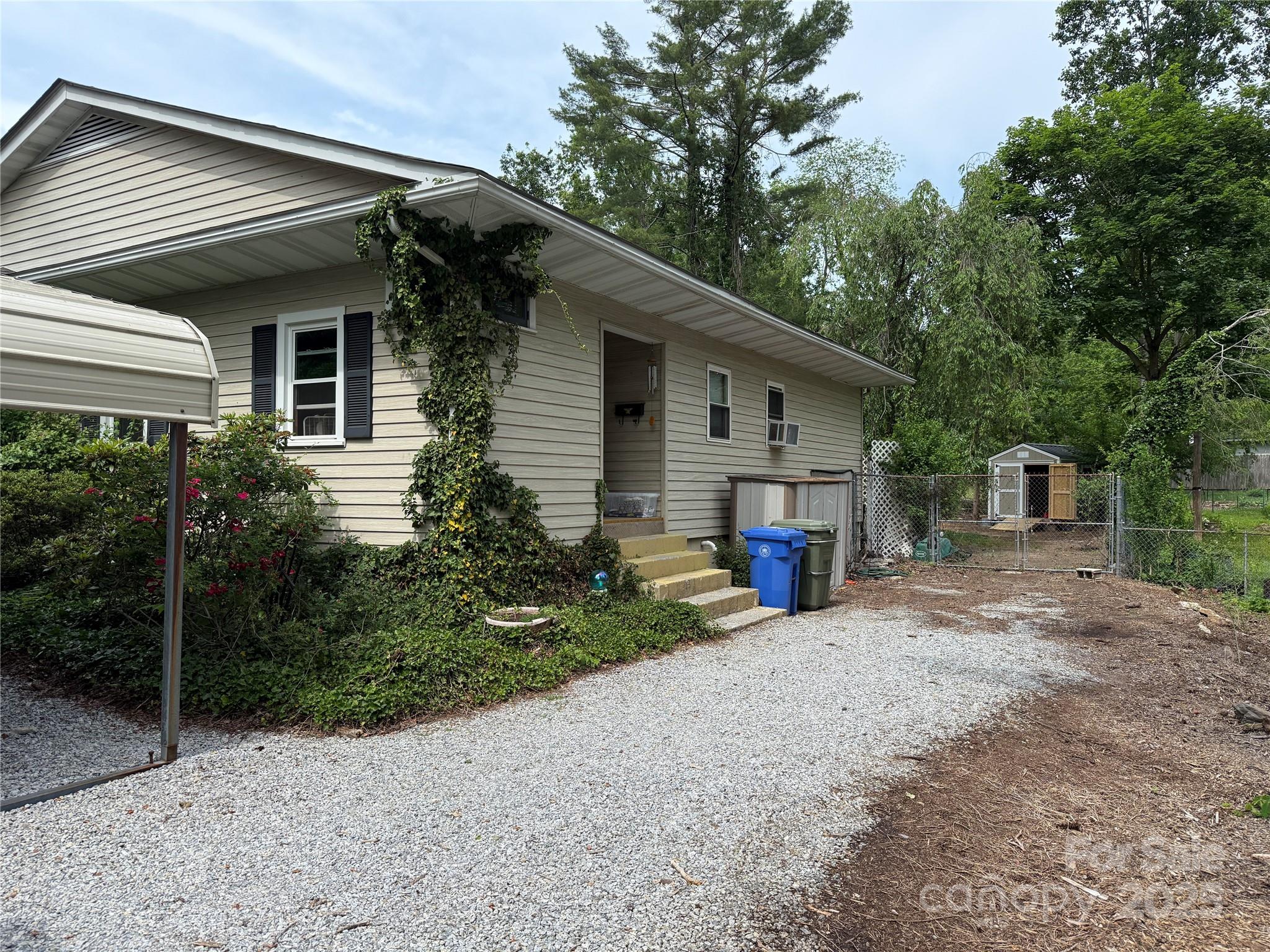 526 Ehringhaus Street Property Photo 4