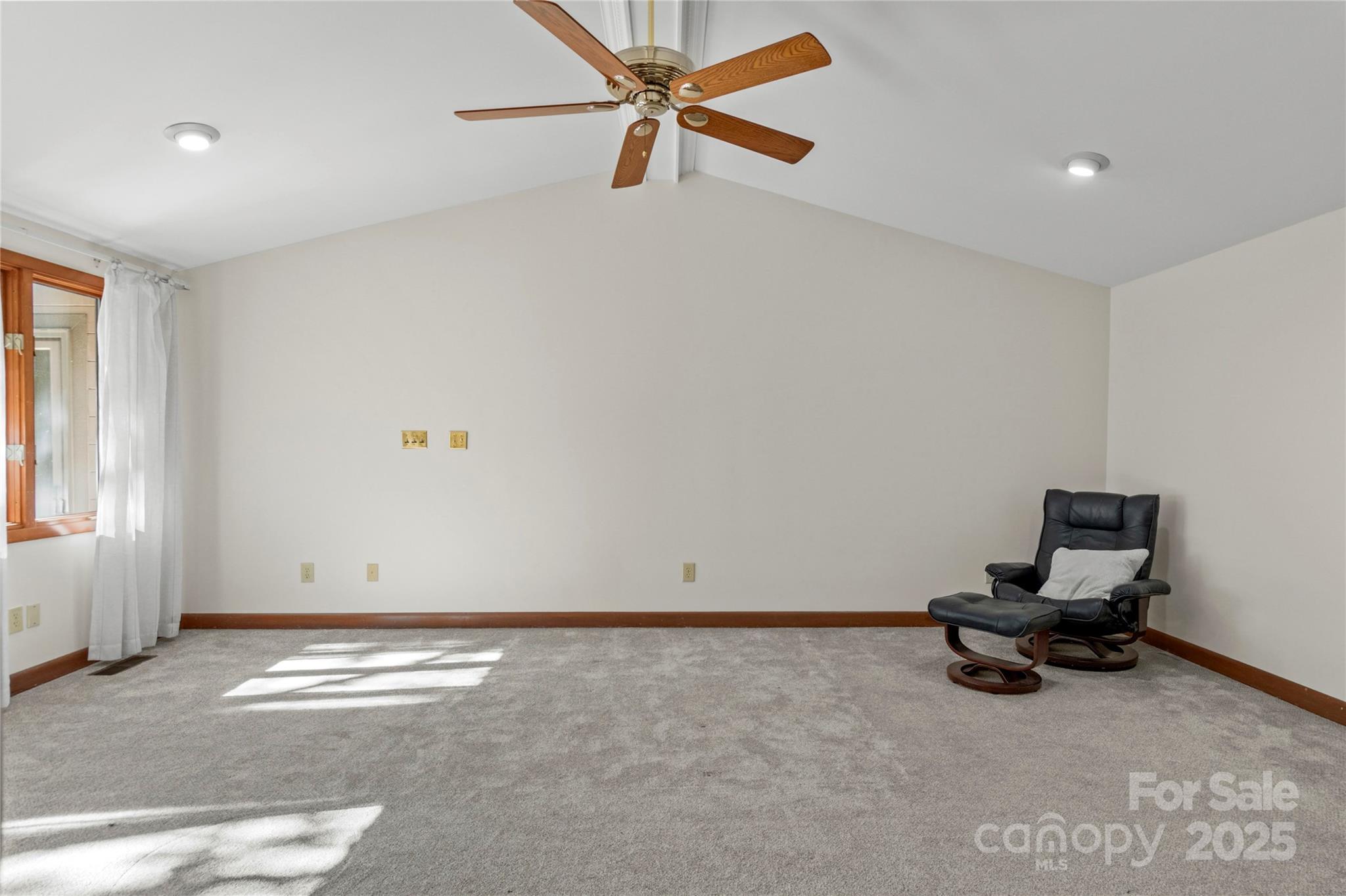 1201 Cliffspring Court Property Photo 25