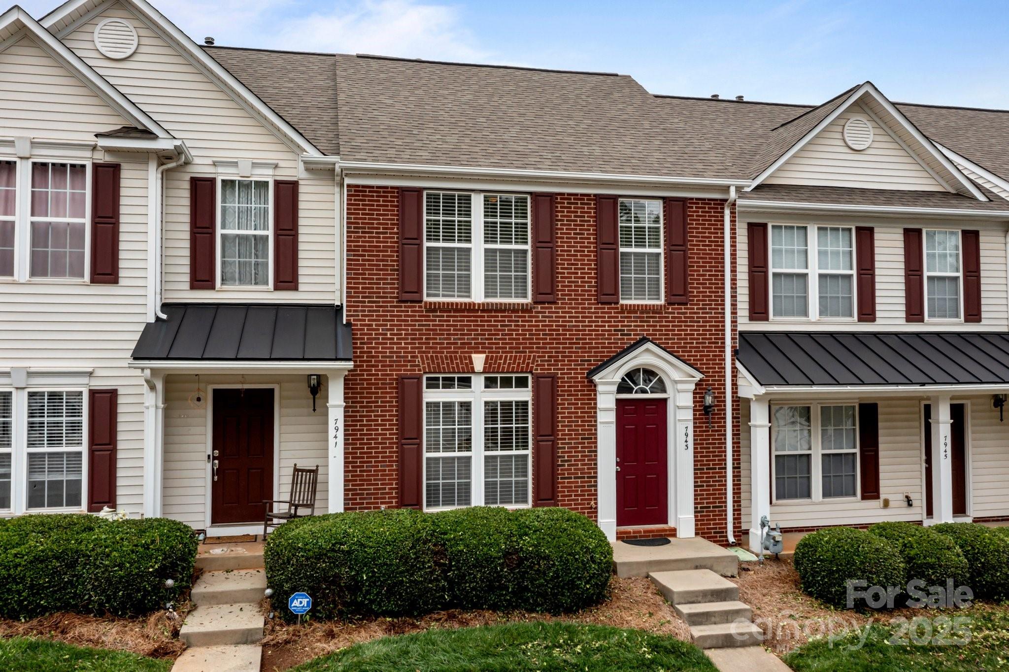 7943 Mariners Pointe Circle Property Photo 1