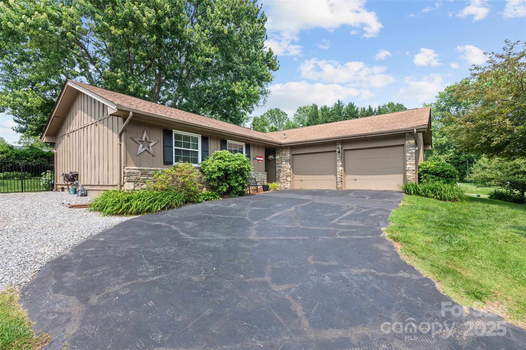 16 Fieldstone Court Property Photo 1