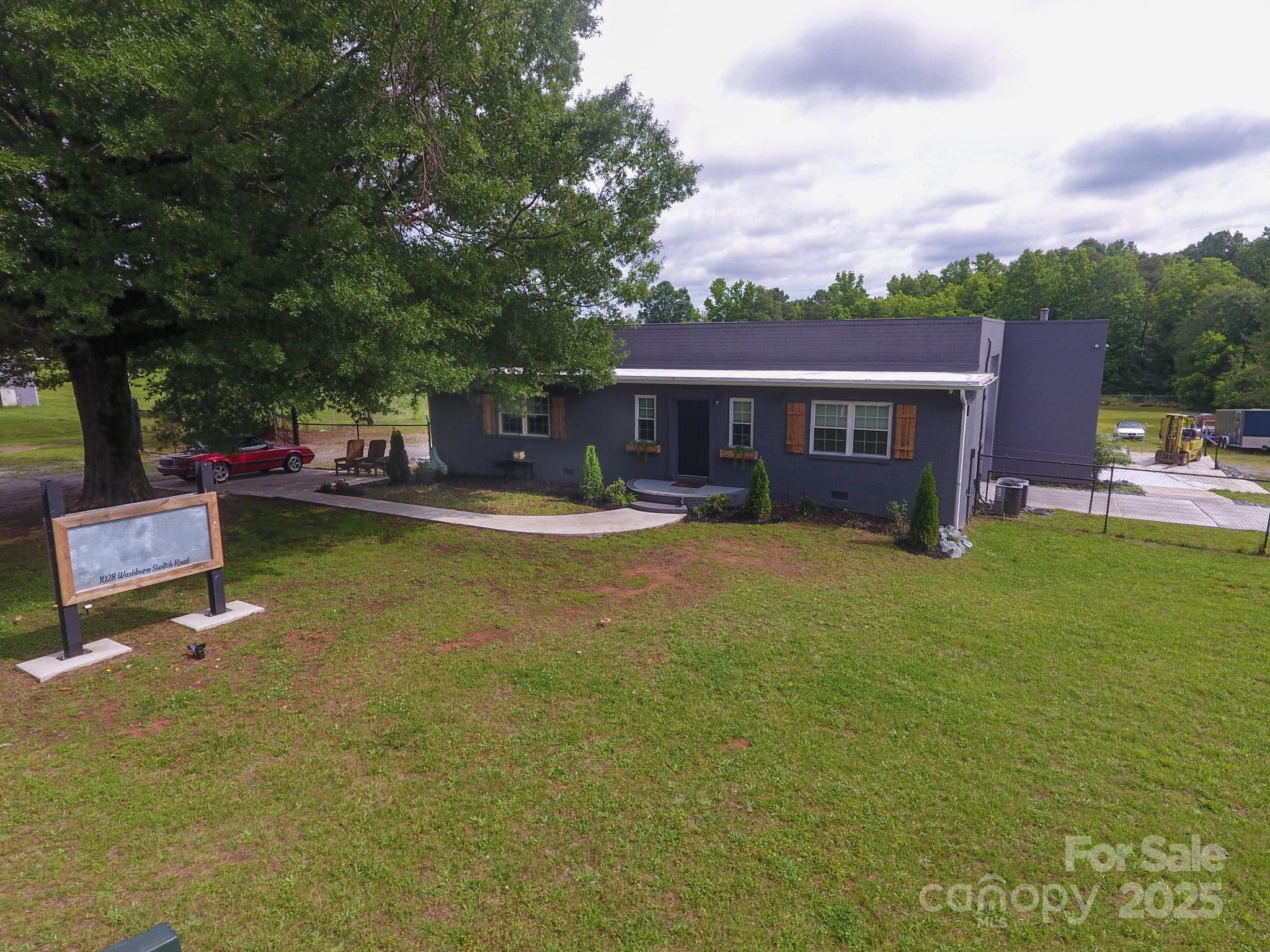 1028 Washburn Switch Road Property Photo 2