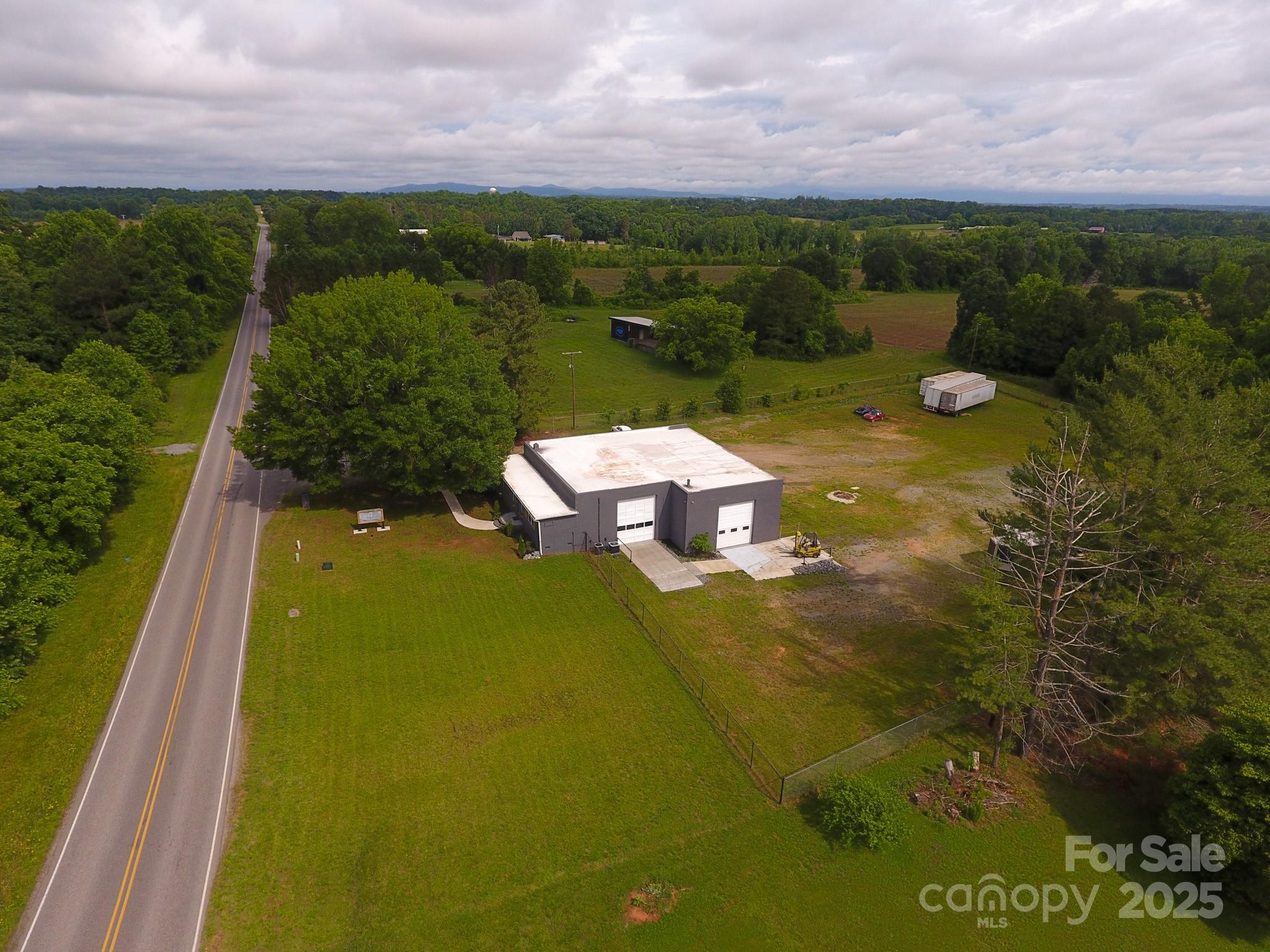 1028 Washburn Switch Road Property Photo 3