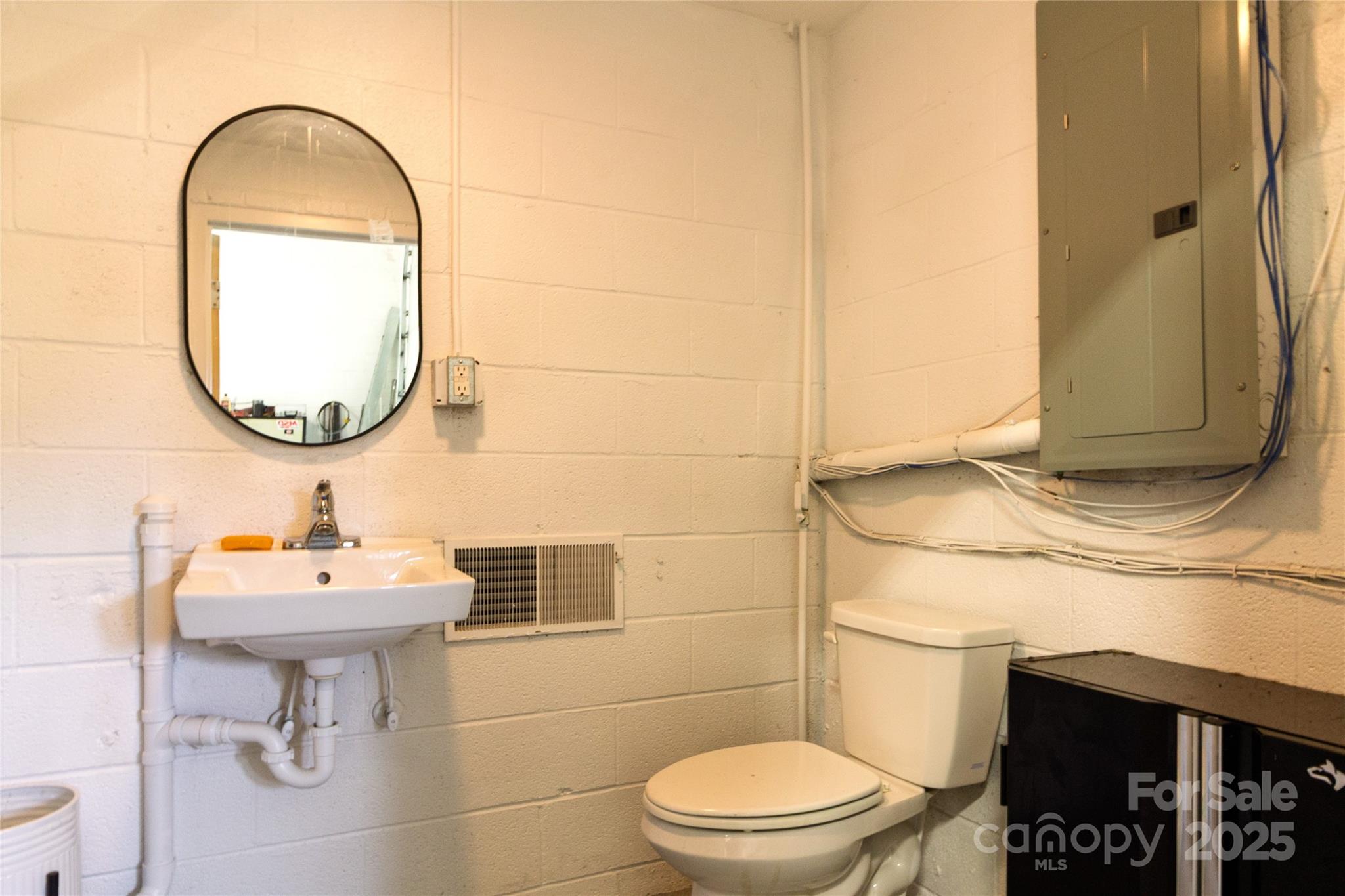 1028 Washburn Switch Road Property Photo 17