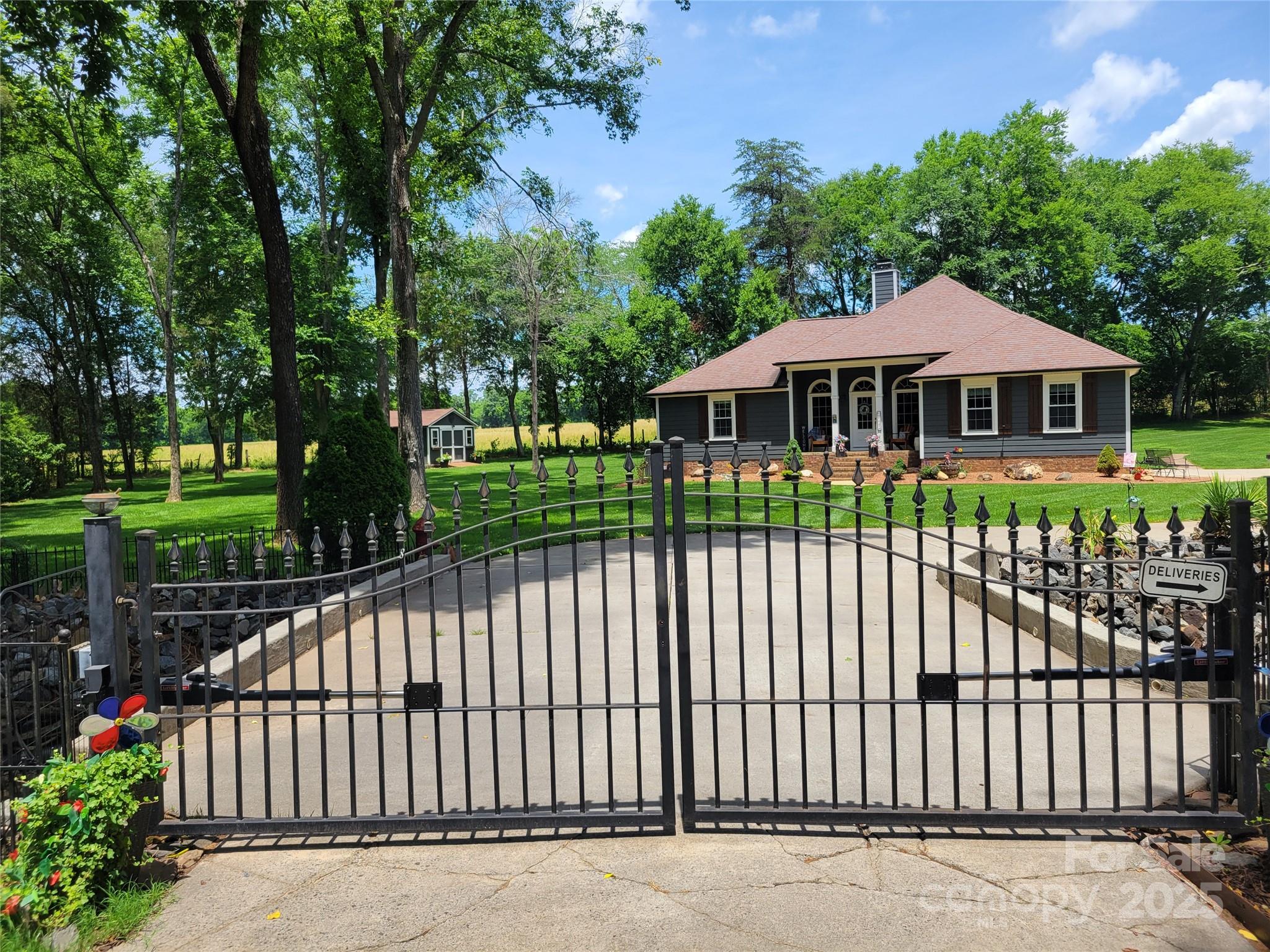 2777 Old South Court Property Photo 1
