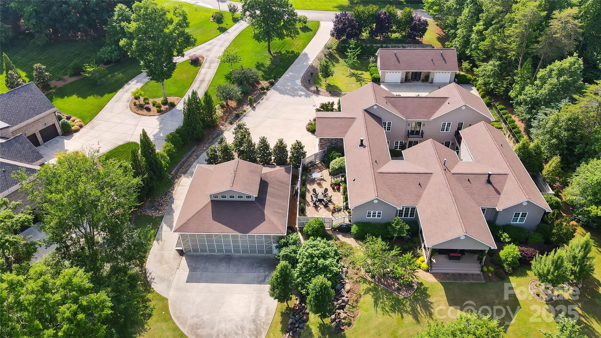 2354 Valelake Road Property Photo 3