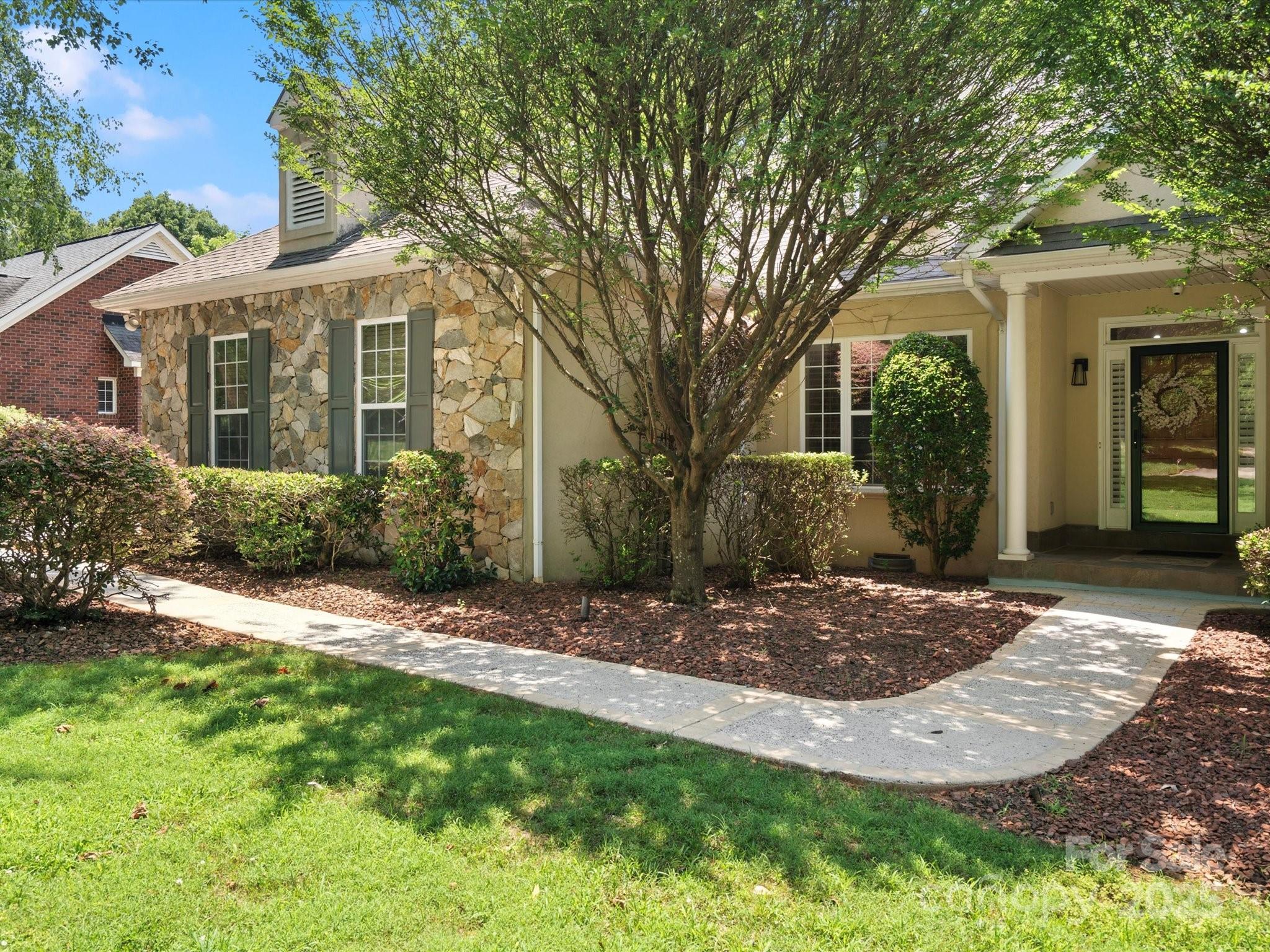 10300 Crestwood Drive Property Photo 2