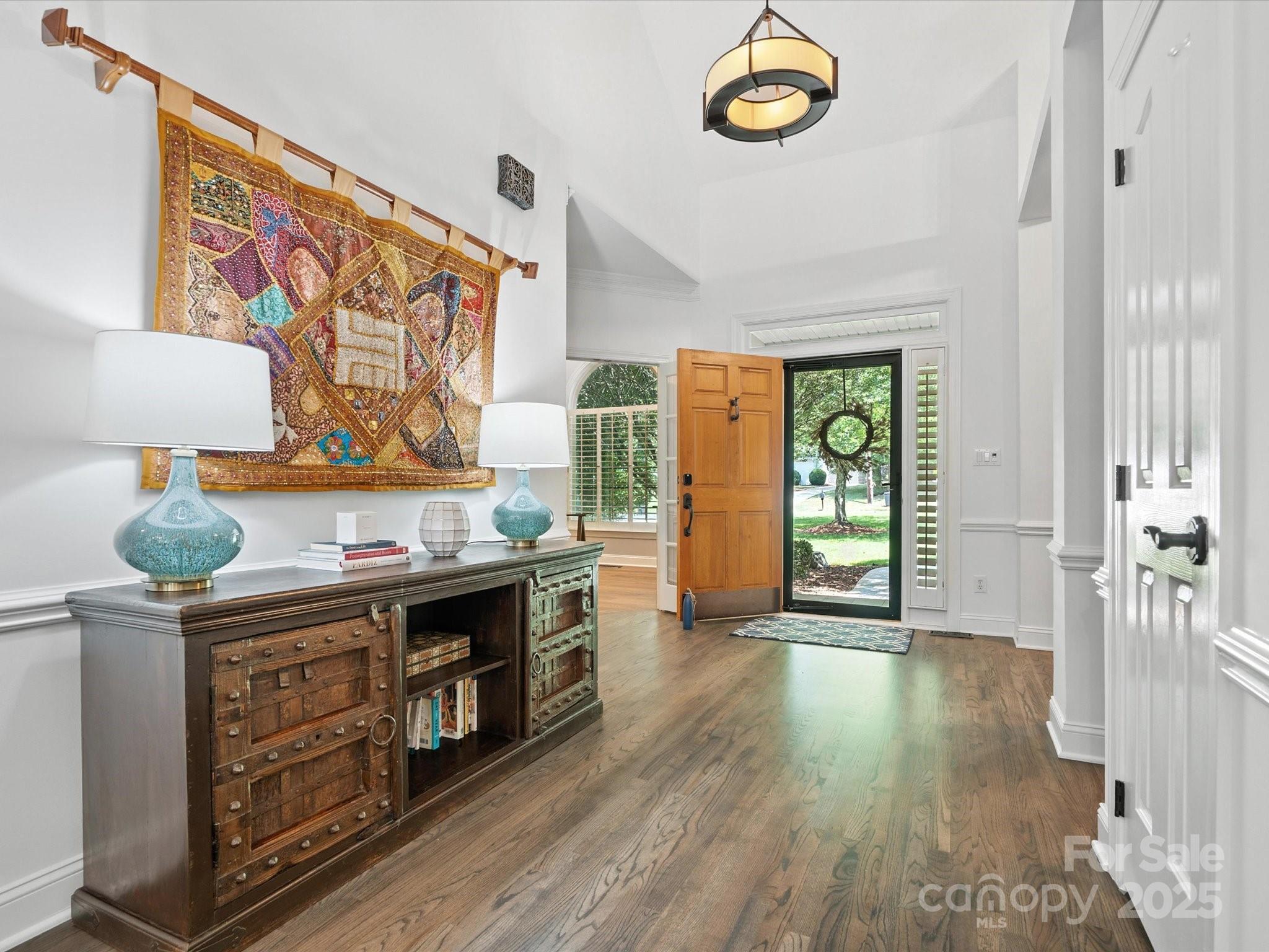 10300 Crestwood Drive Property Photo 3