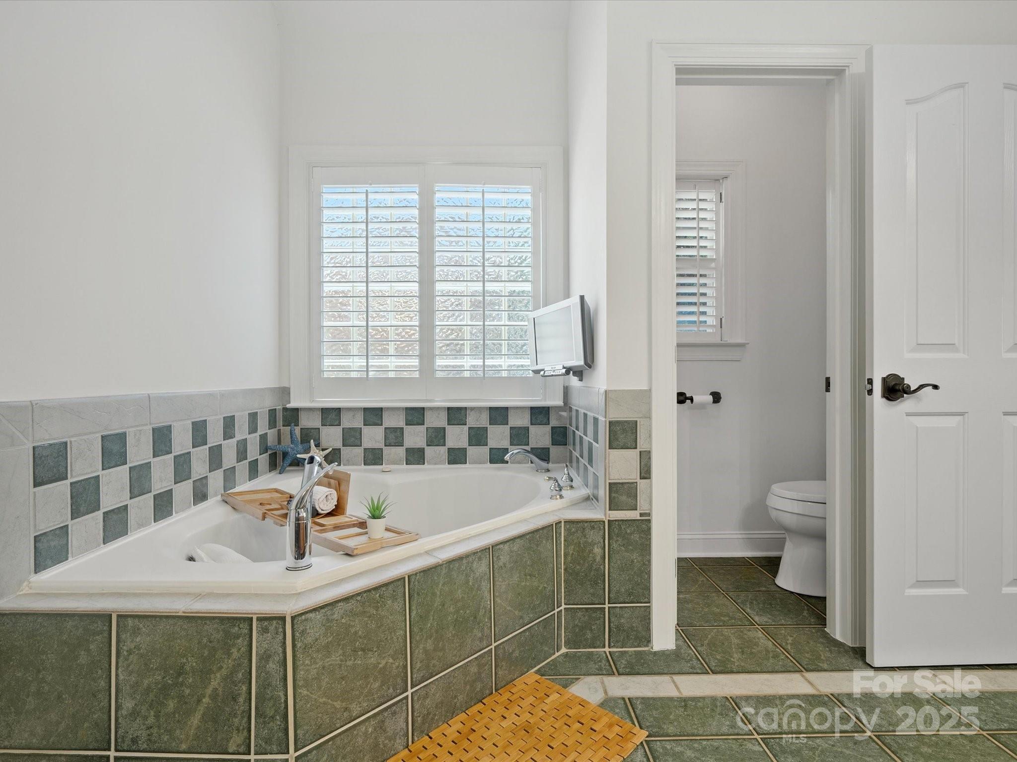 10300 Crestwood Drive Property Photo 27