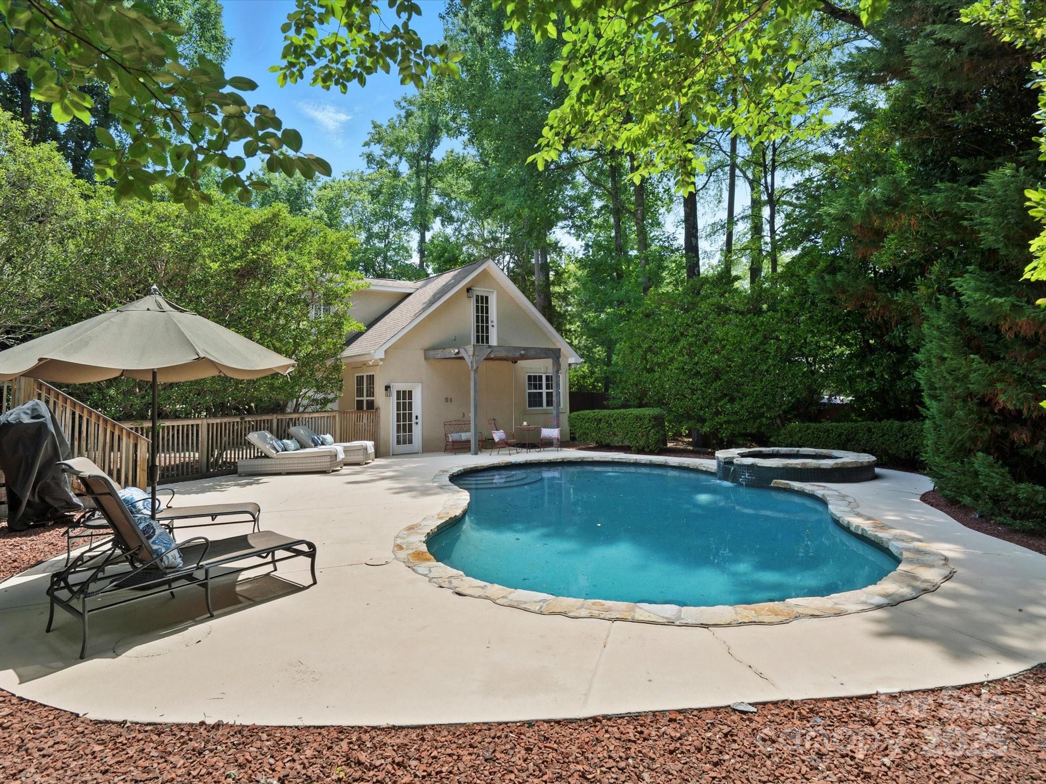 10300 Crestwood Drive Property Photo 35