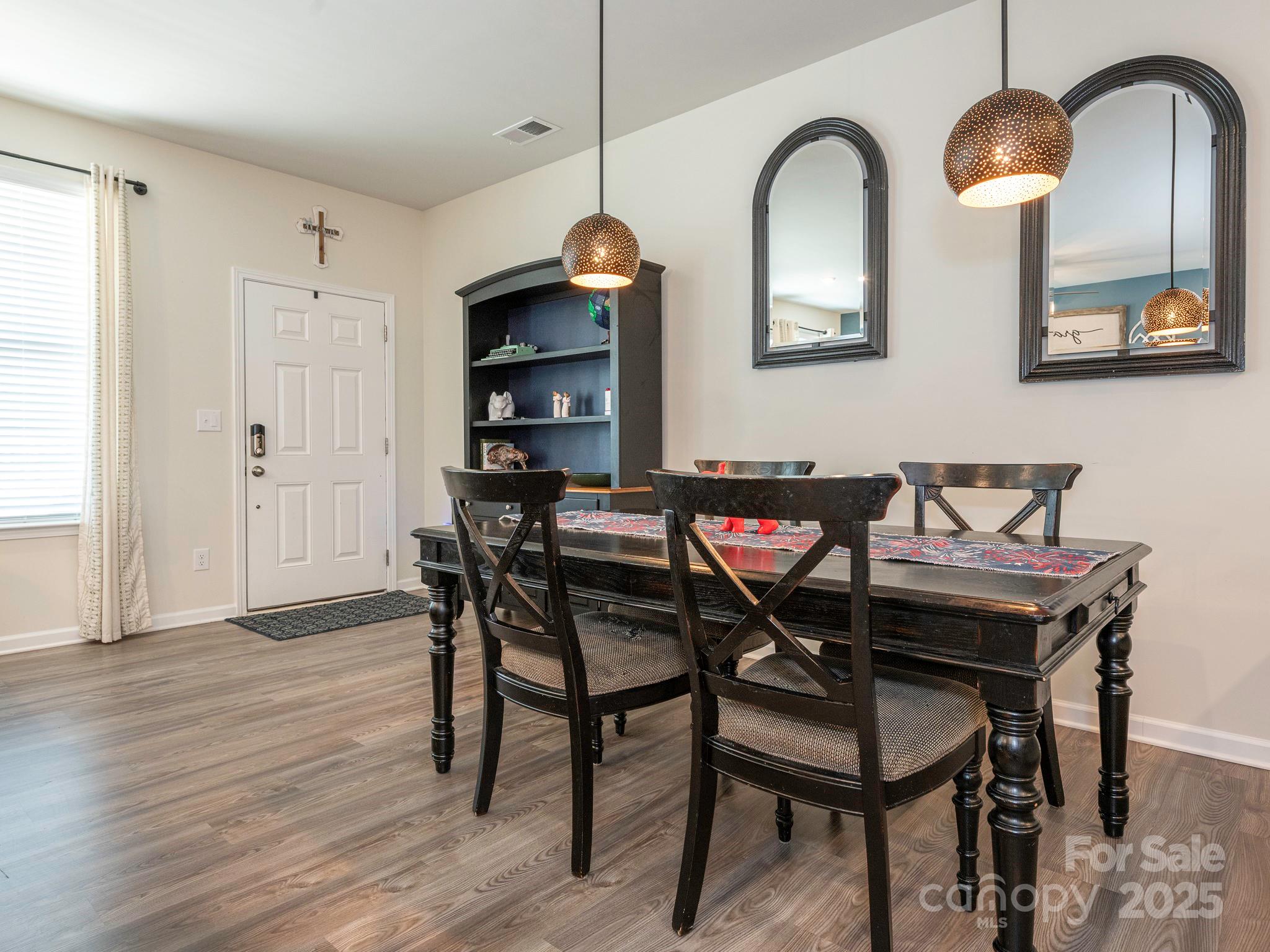 5432 Kinsbridge Drive Property Photo 3
