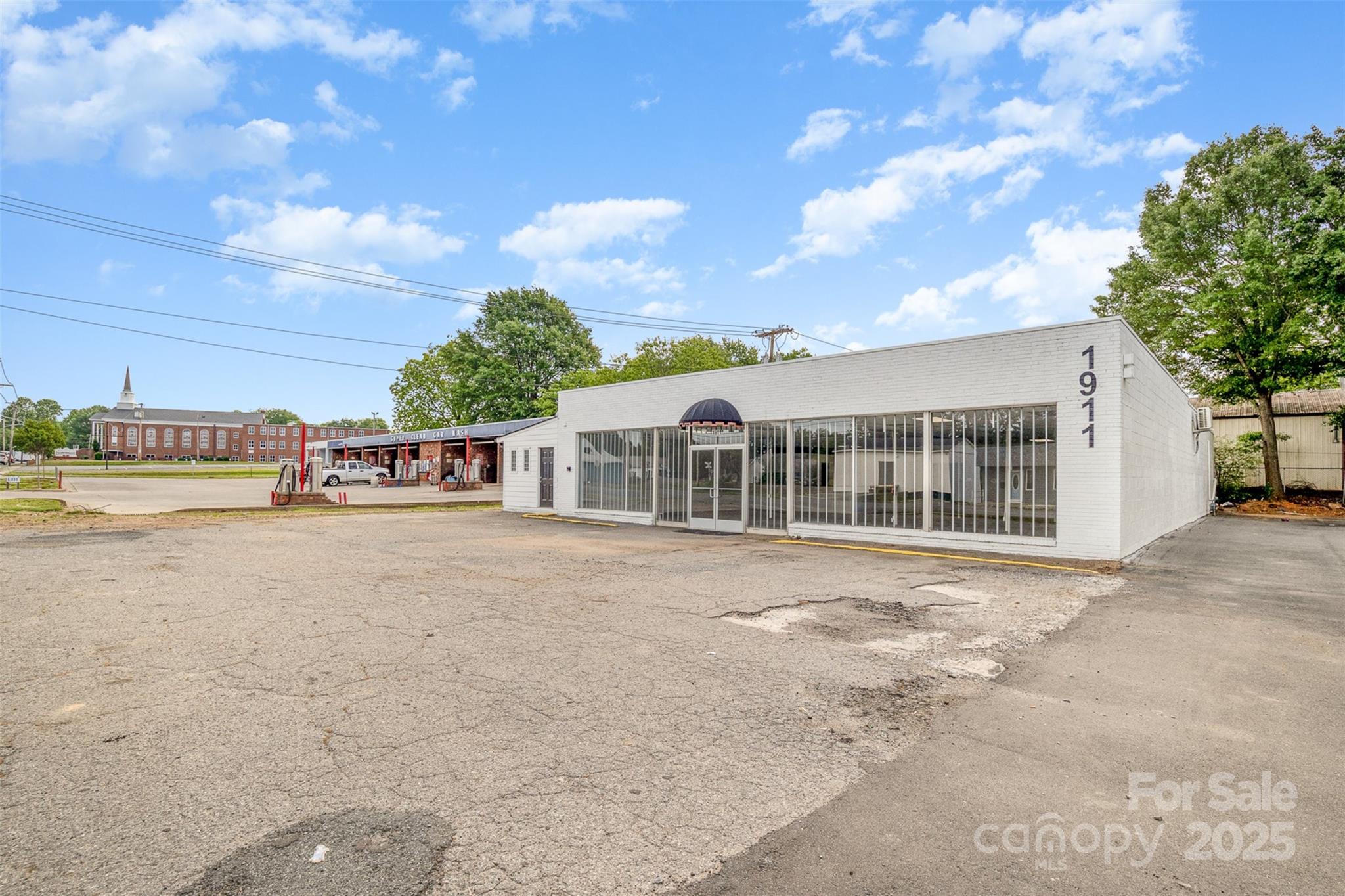1911 E Ozark Avenue Property Photo 2