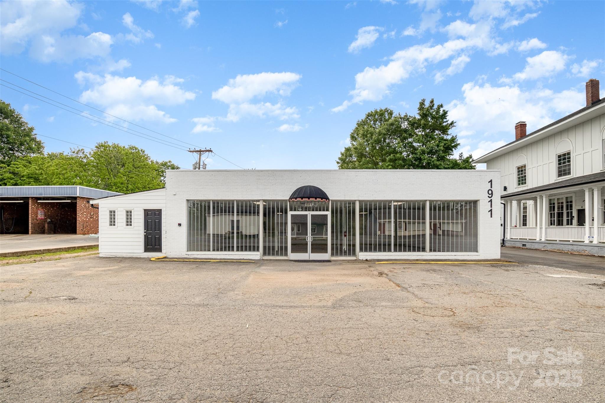 1911 E Ozark Avenue Property Photo 3