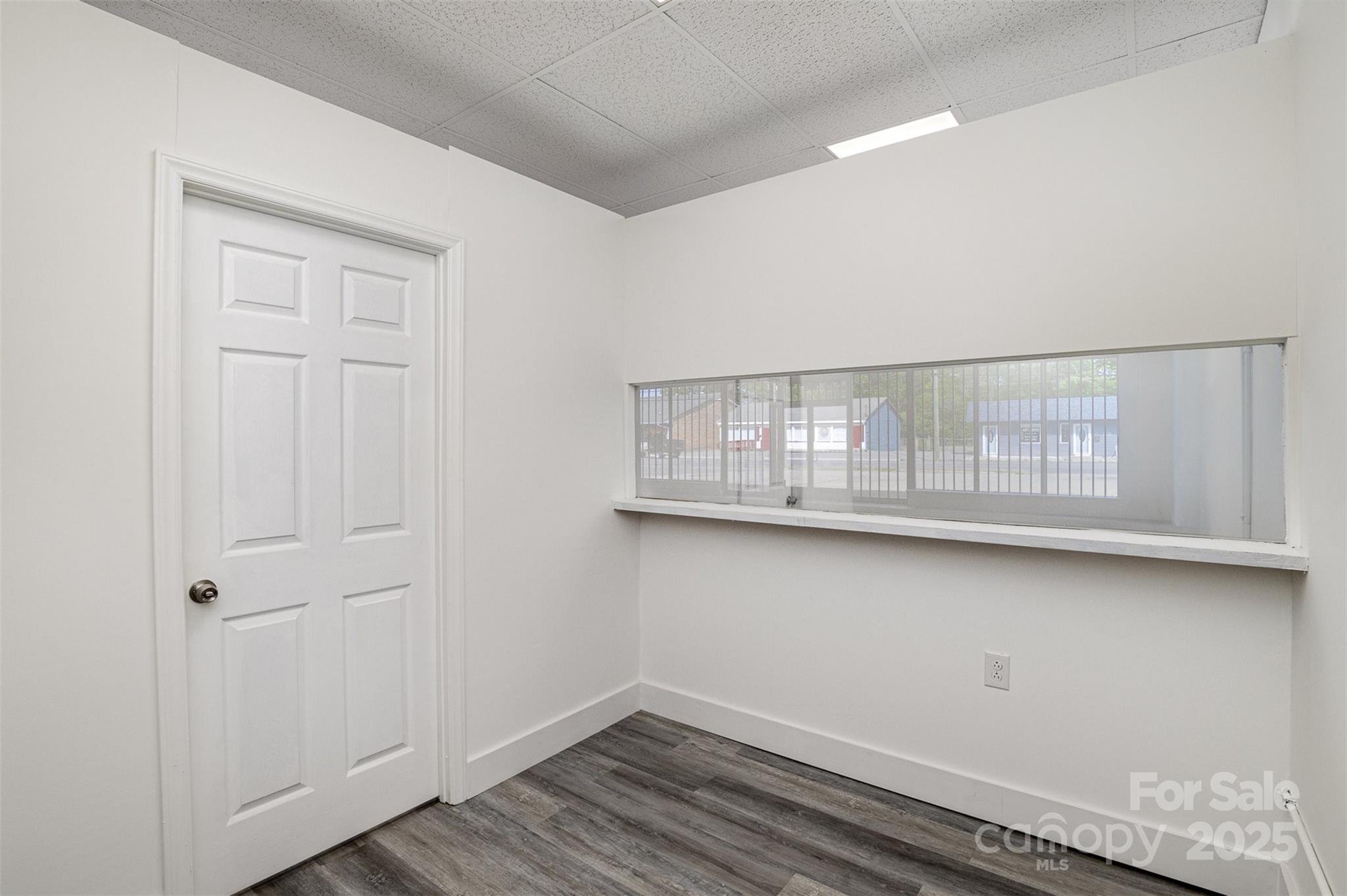 1911 E Ozark Avenue Property Photo 7