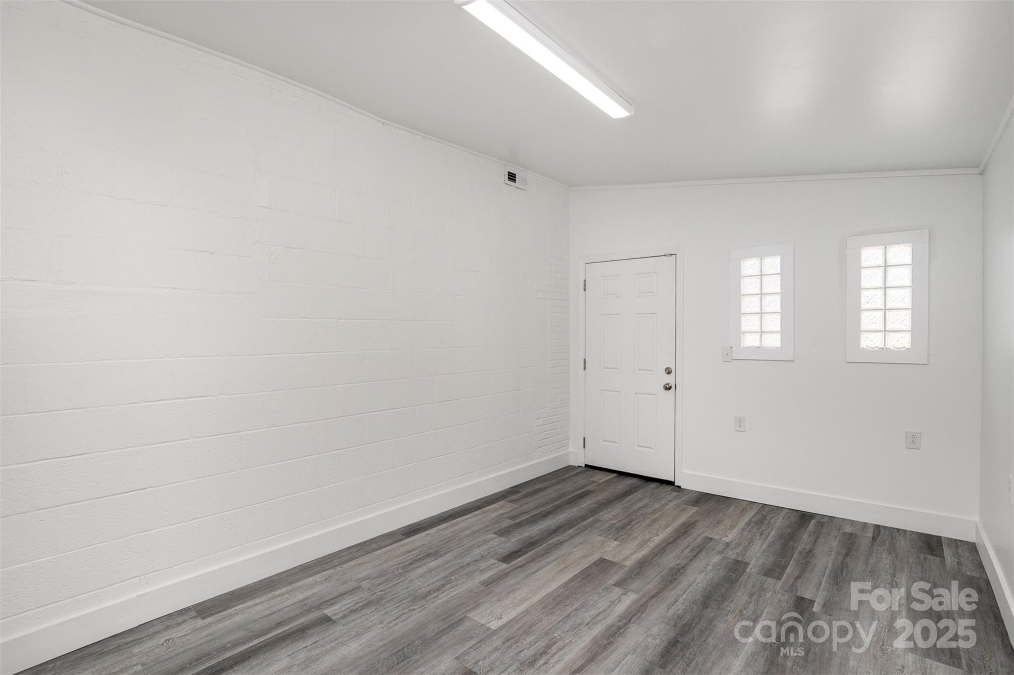 1911 E Ozark Avenue Property Photo 9