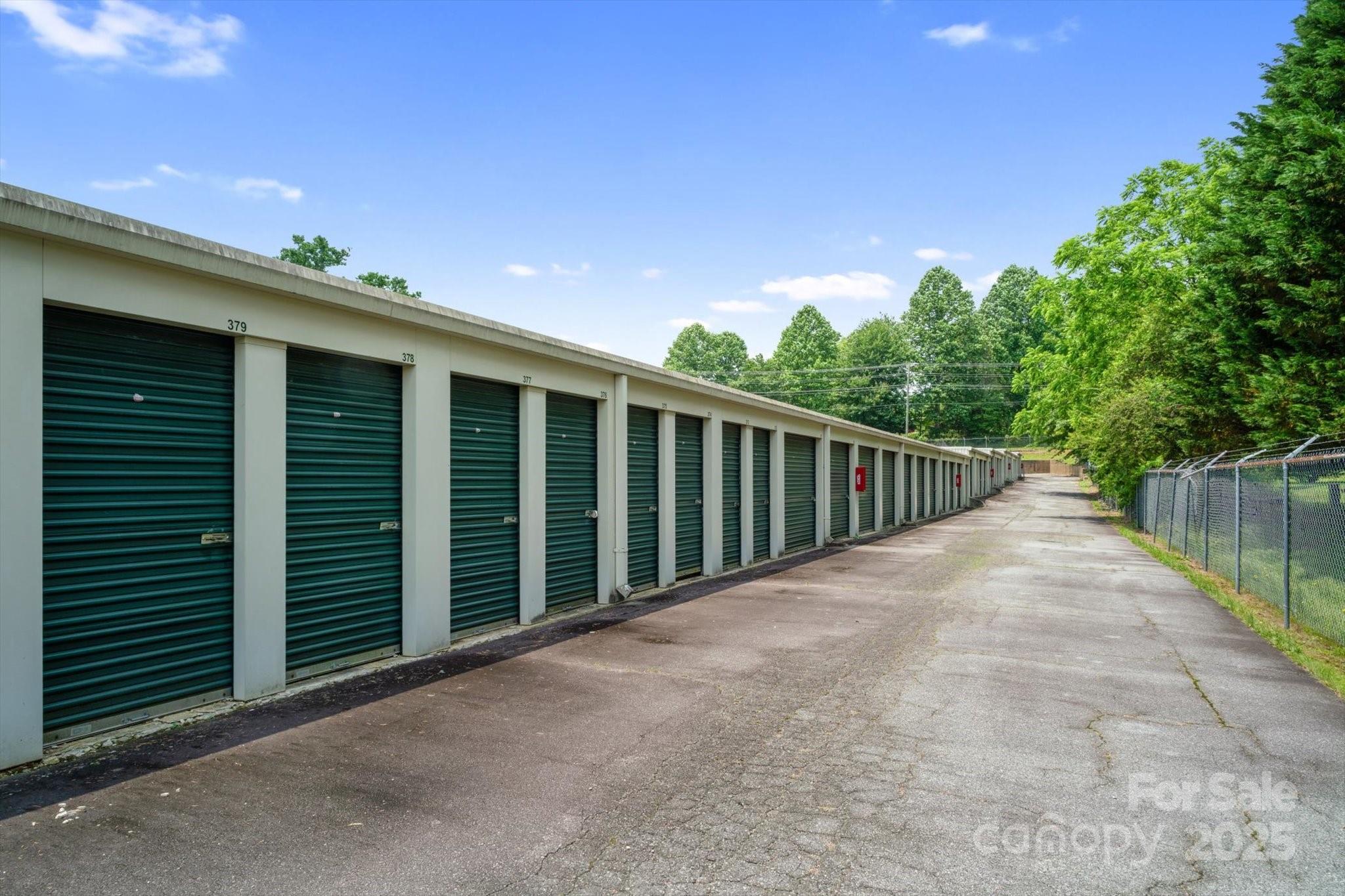 6185 Hendersonville Highway Property Photo 4