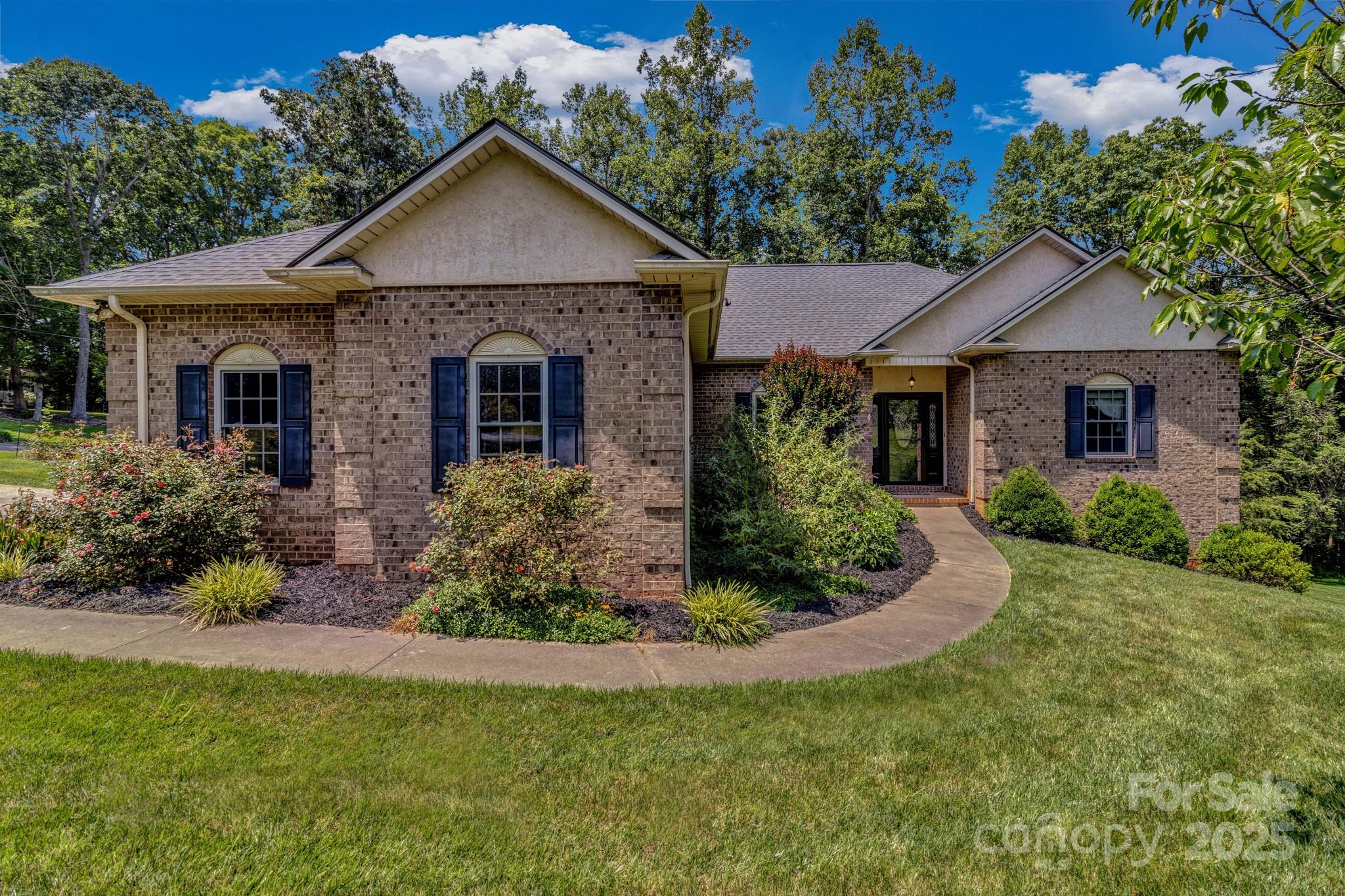 2790 Twin Oaks Drive Property Photo 1