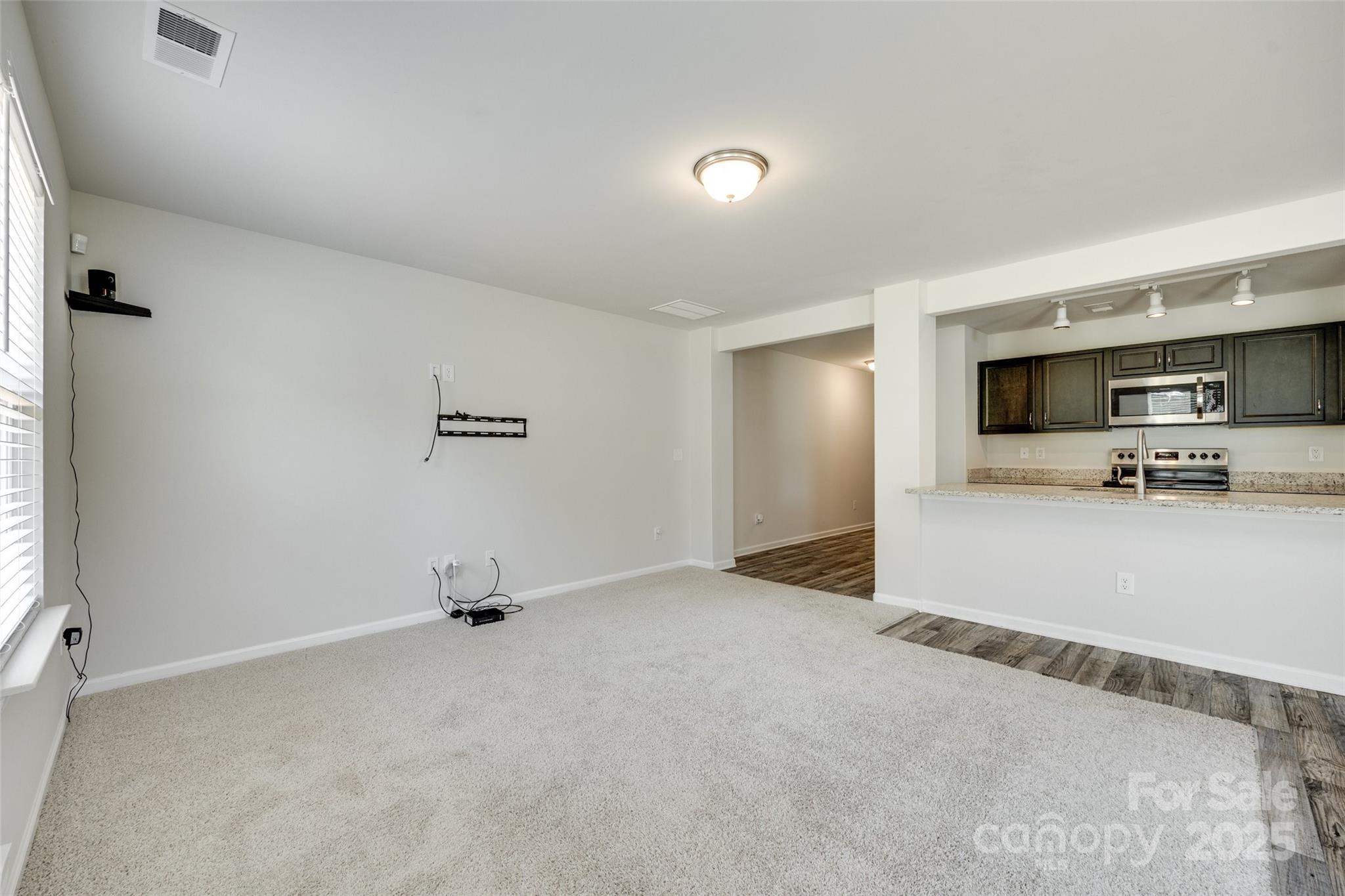 463 W Barr Street Property Photo 7