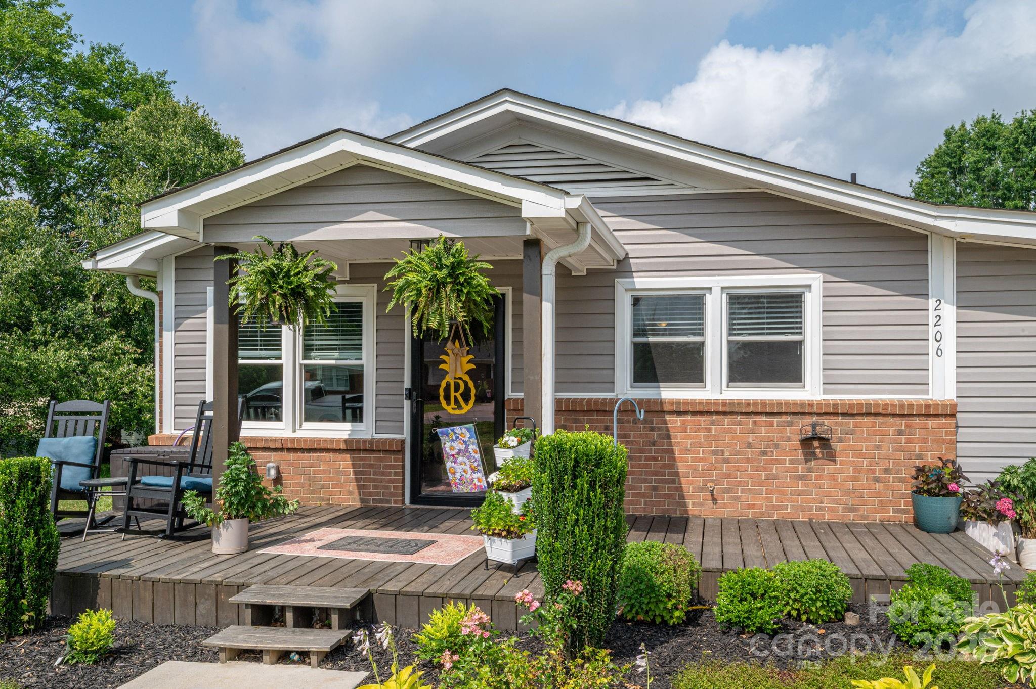 2206 Whitworth Road Property Photo 1