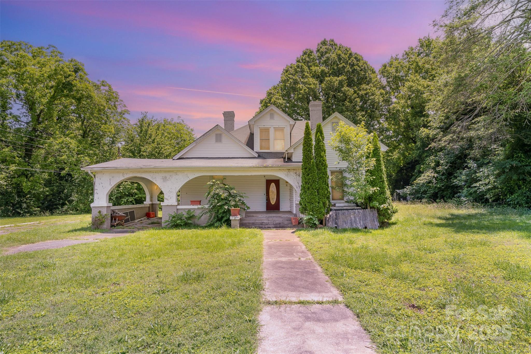 1637 N College Avenue Property Photo 1