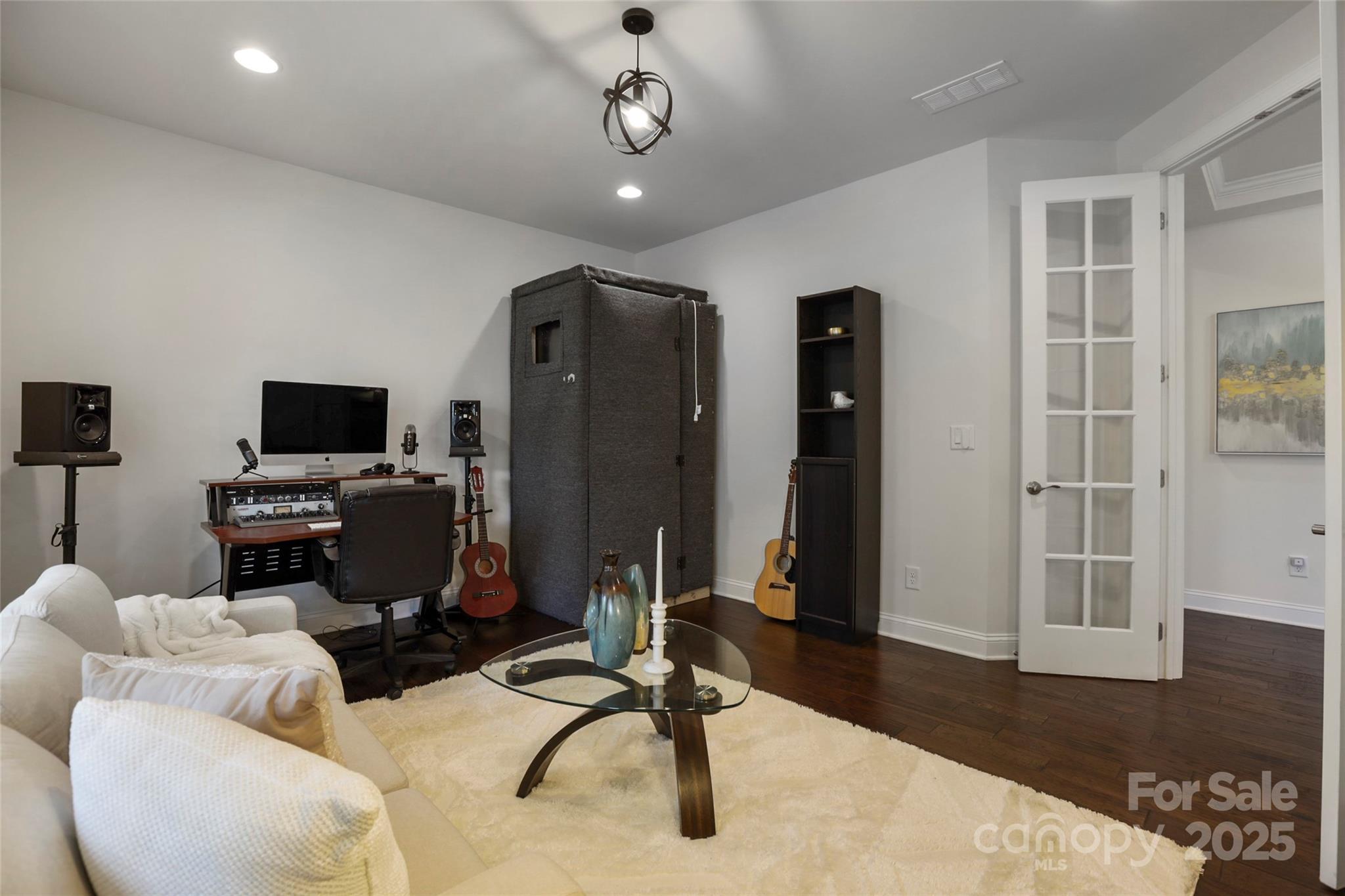 15018 Marymont Avenue Property Photo 6