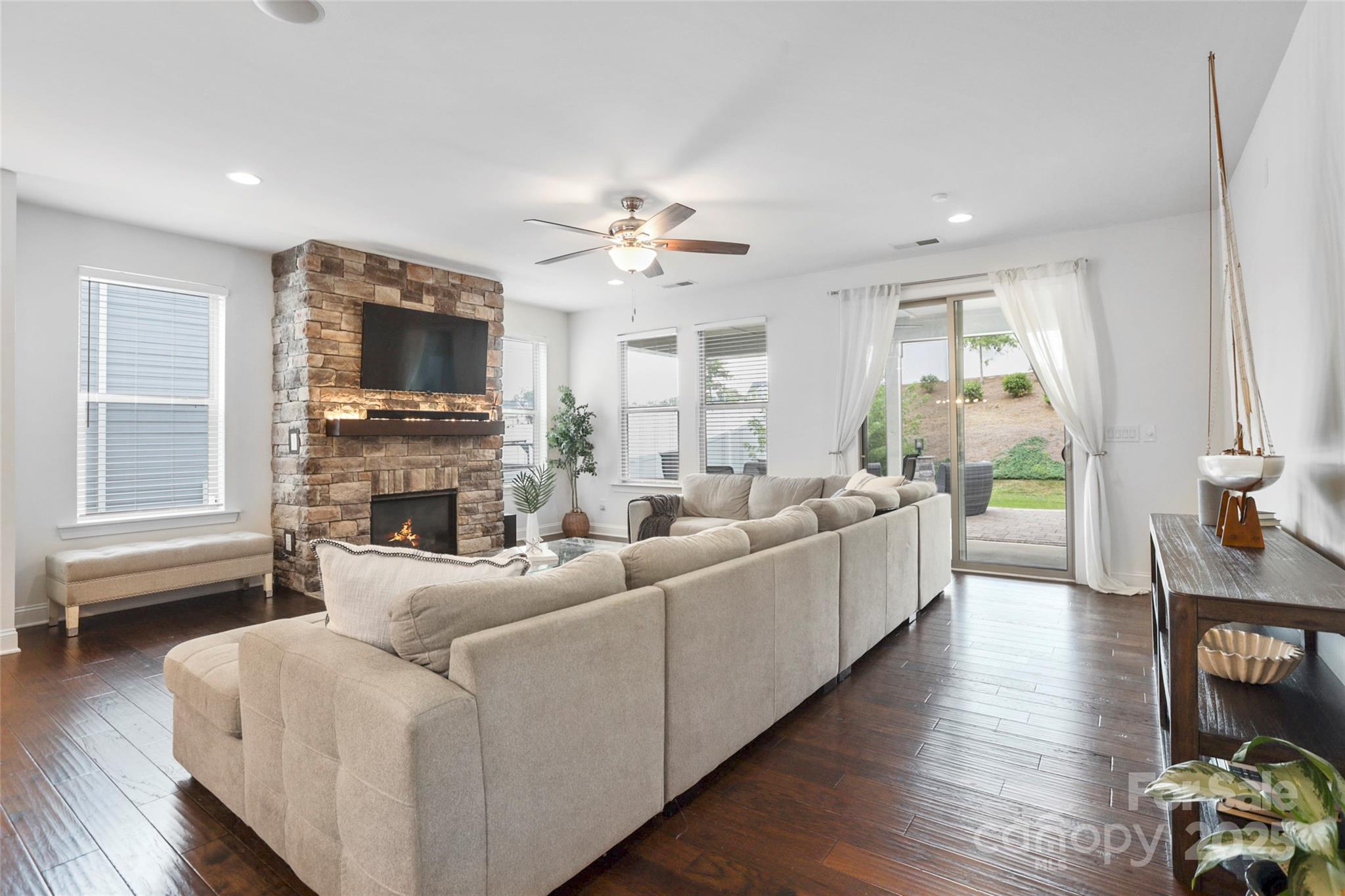 15018 Marymont Avenue Property Photo 9