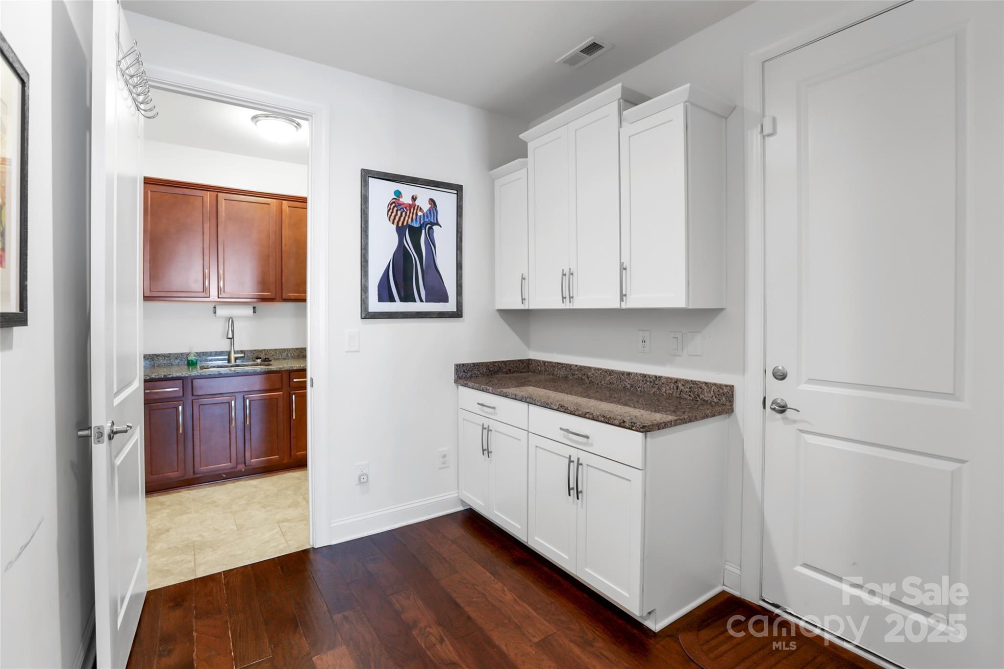 15018 Marymont Avenue Property Photo 22