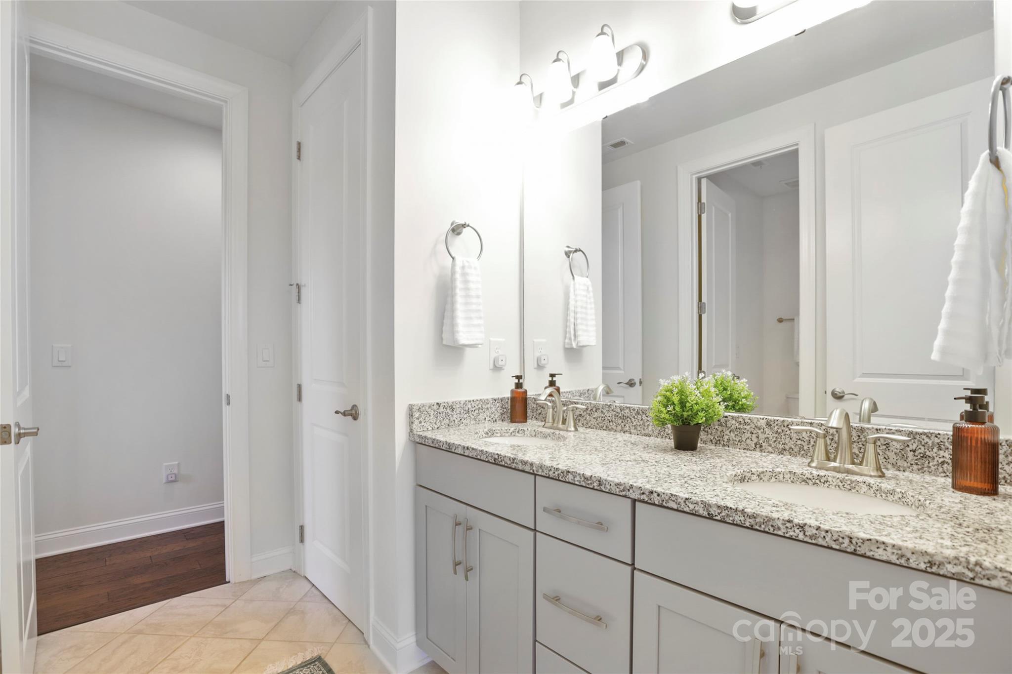 15018 Marymont Avenue Property Photo 31