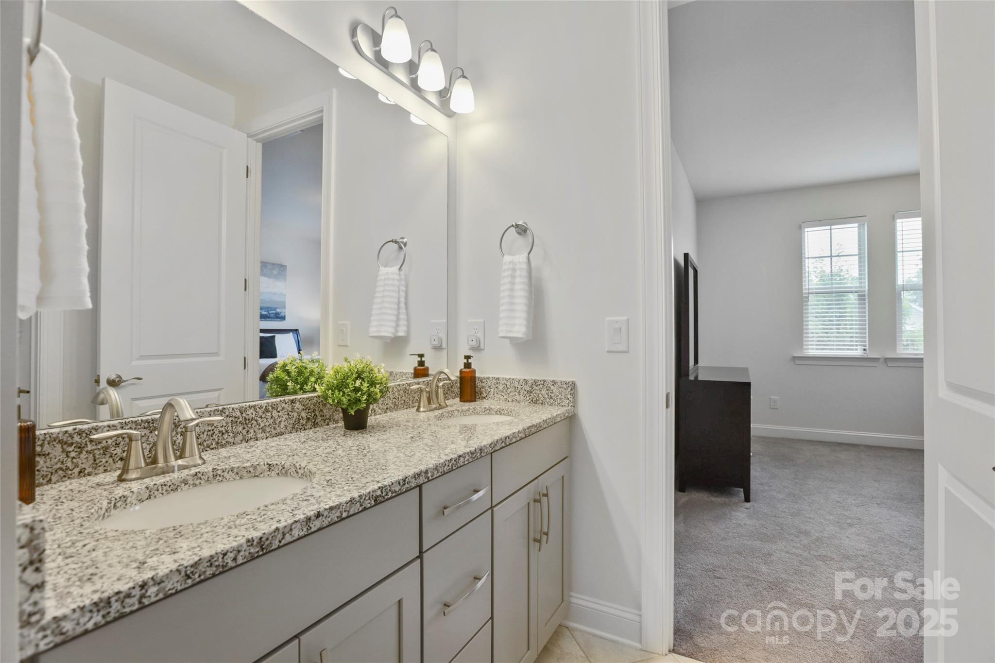 15018 Marymont Avenue Property Photo 32