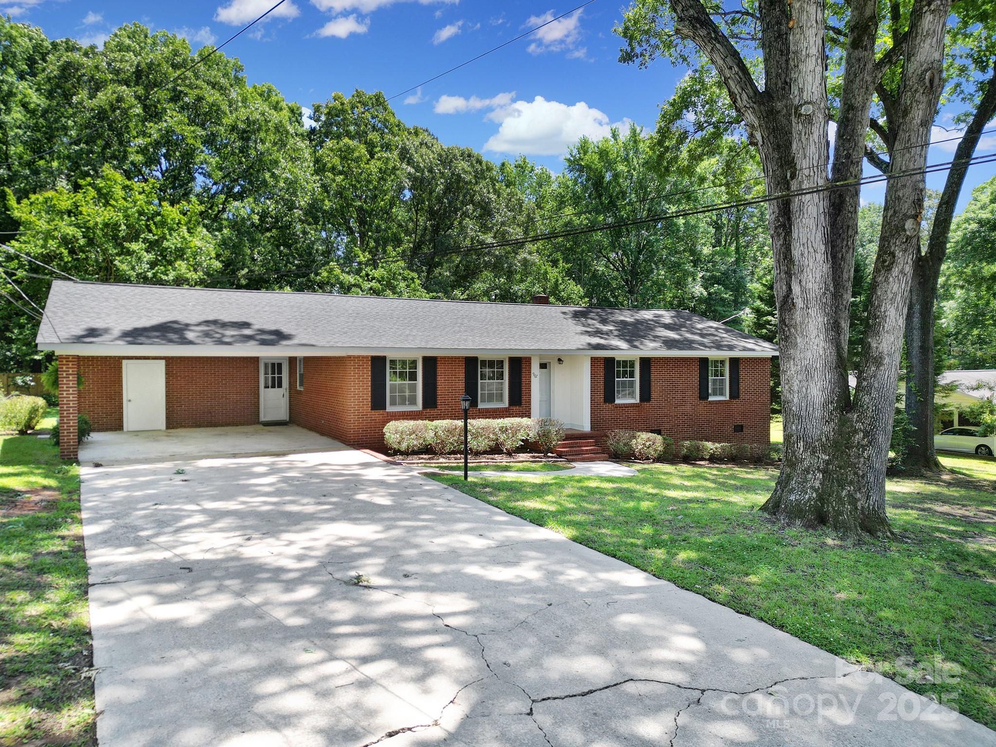 967 Hilldale Drive Property Photo 1