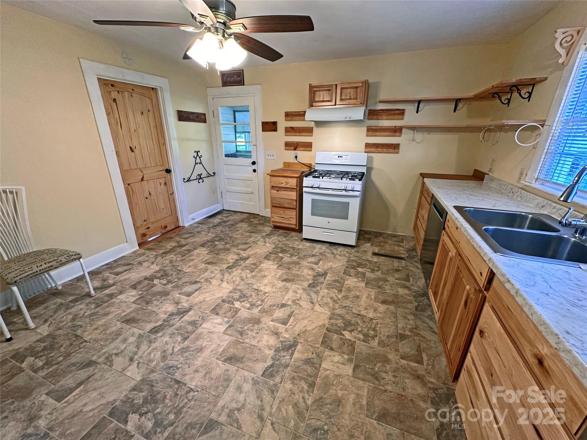 2131 E Nc 10 Highway Property Photo 3