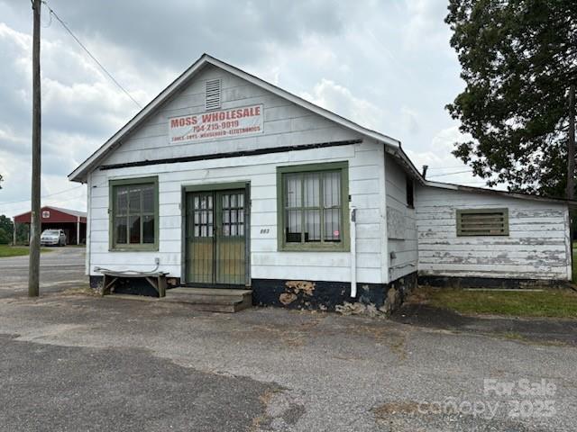663 Oak Grove Road Property Photo 4