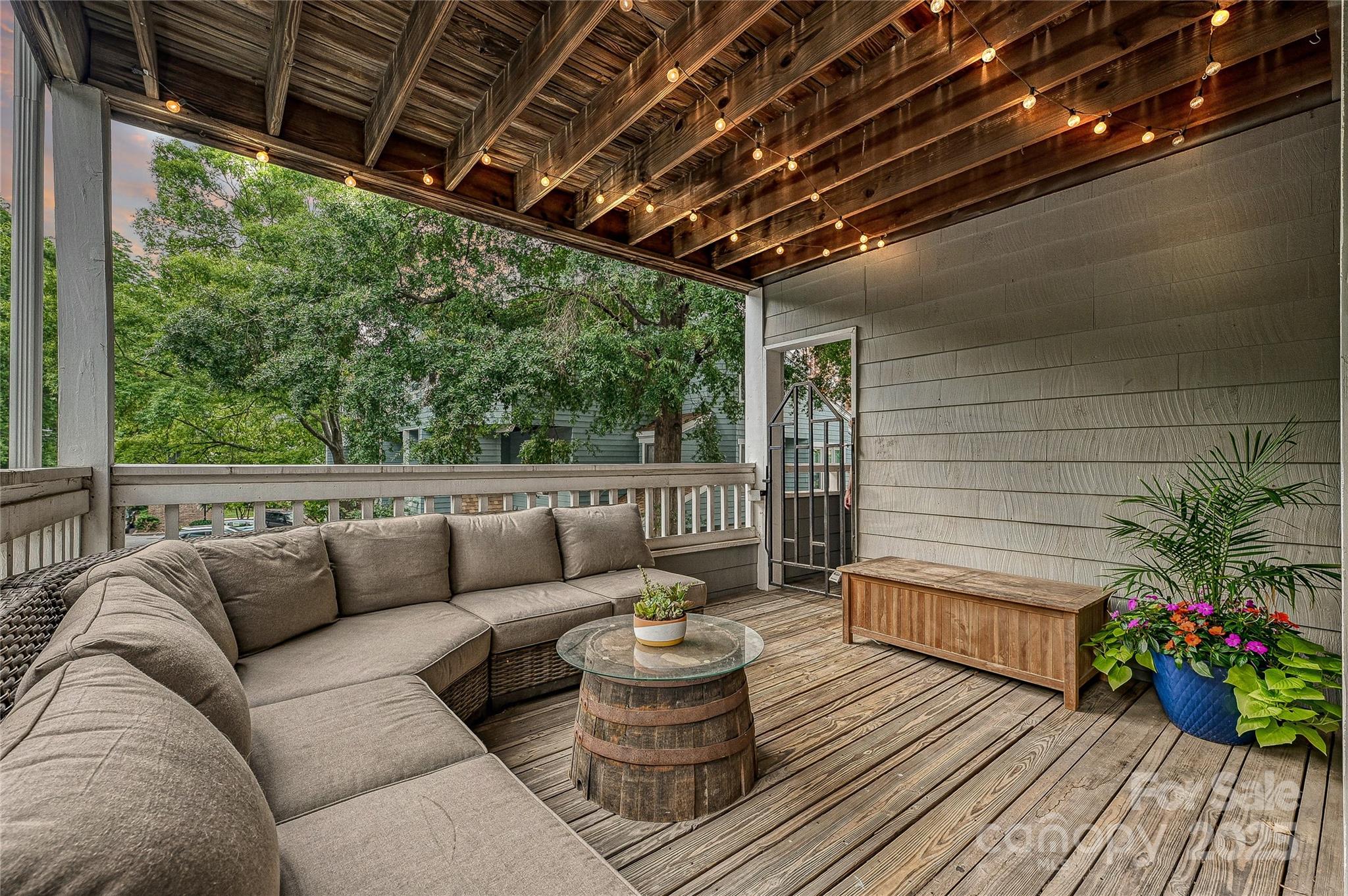 433-68 W 8th Street Property Photo 1