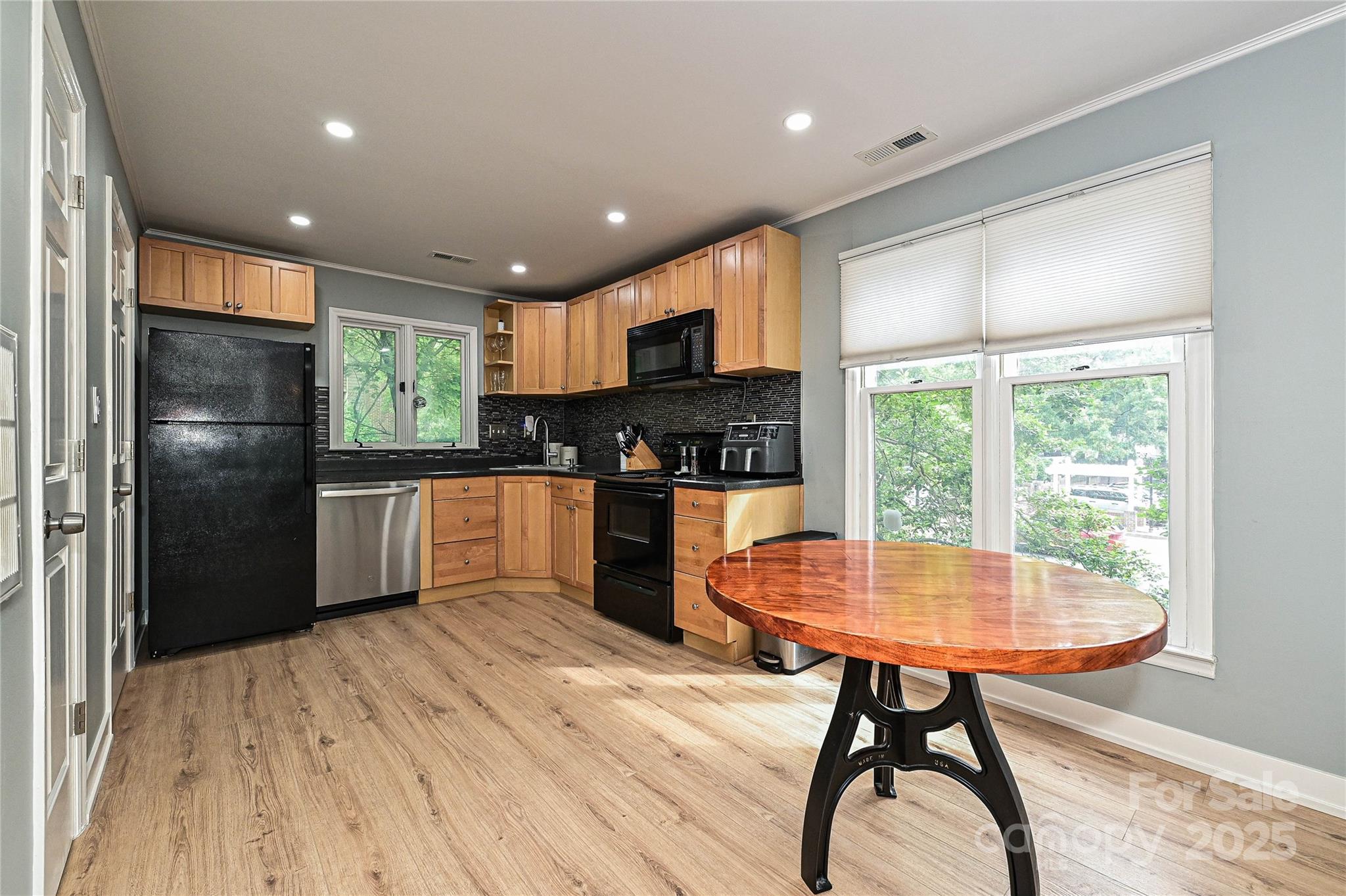 433-68 W 8th Street Property Photo 6