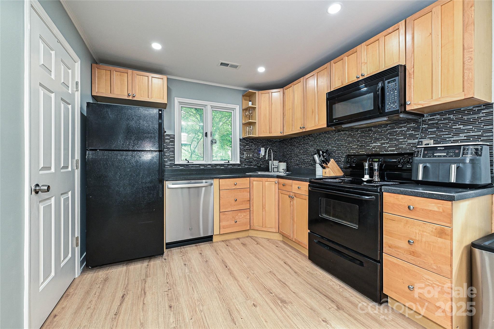 433-68 W 8th Street Property Photo 7