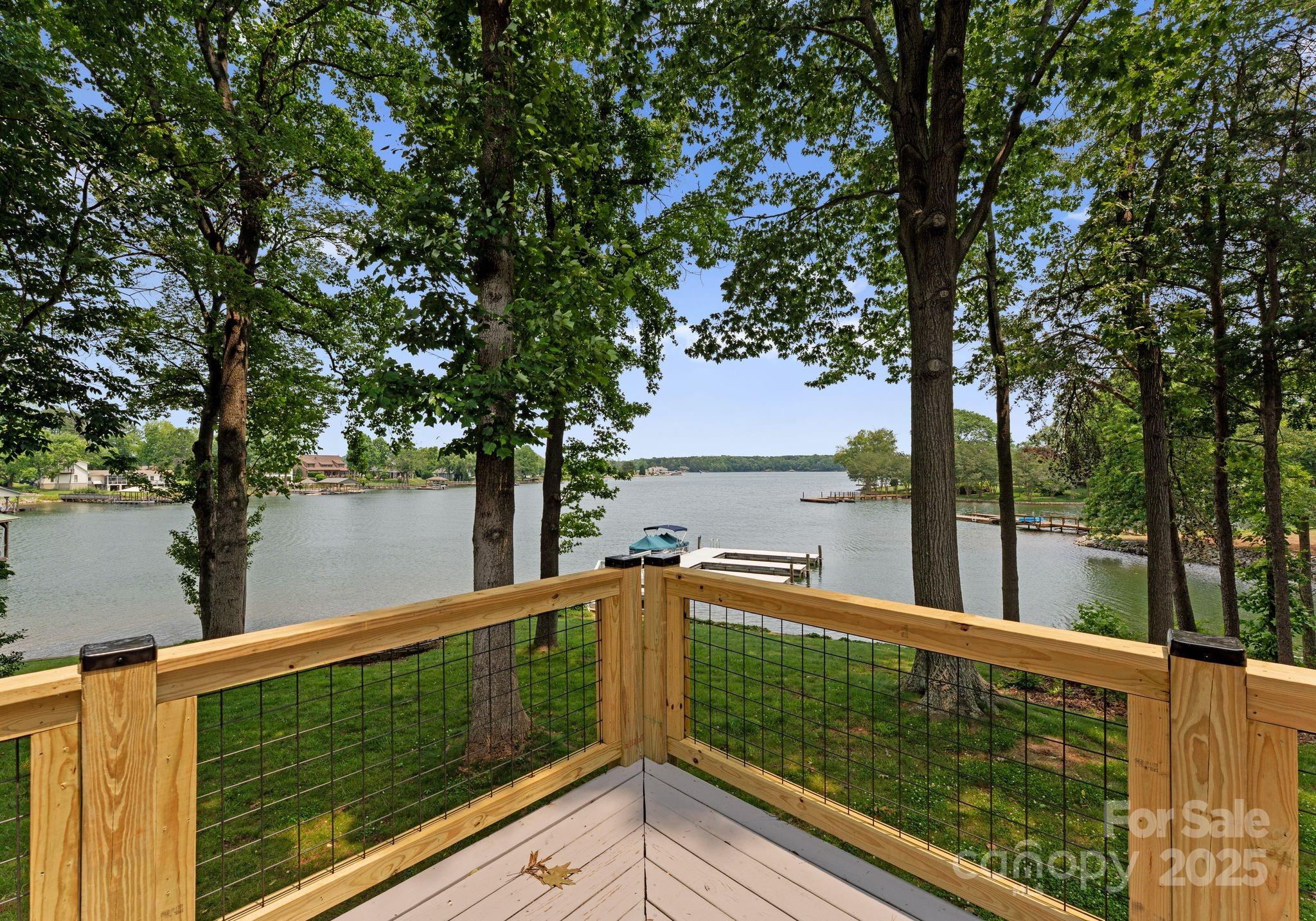 5075 Lakeview Circle Property Photo 1