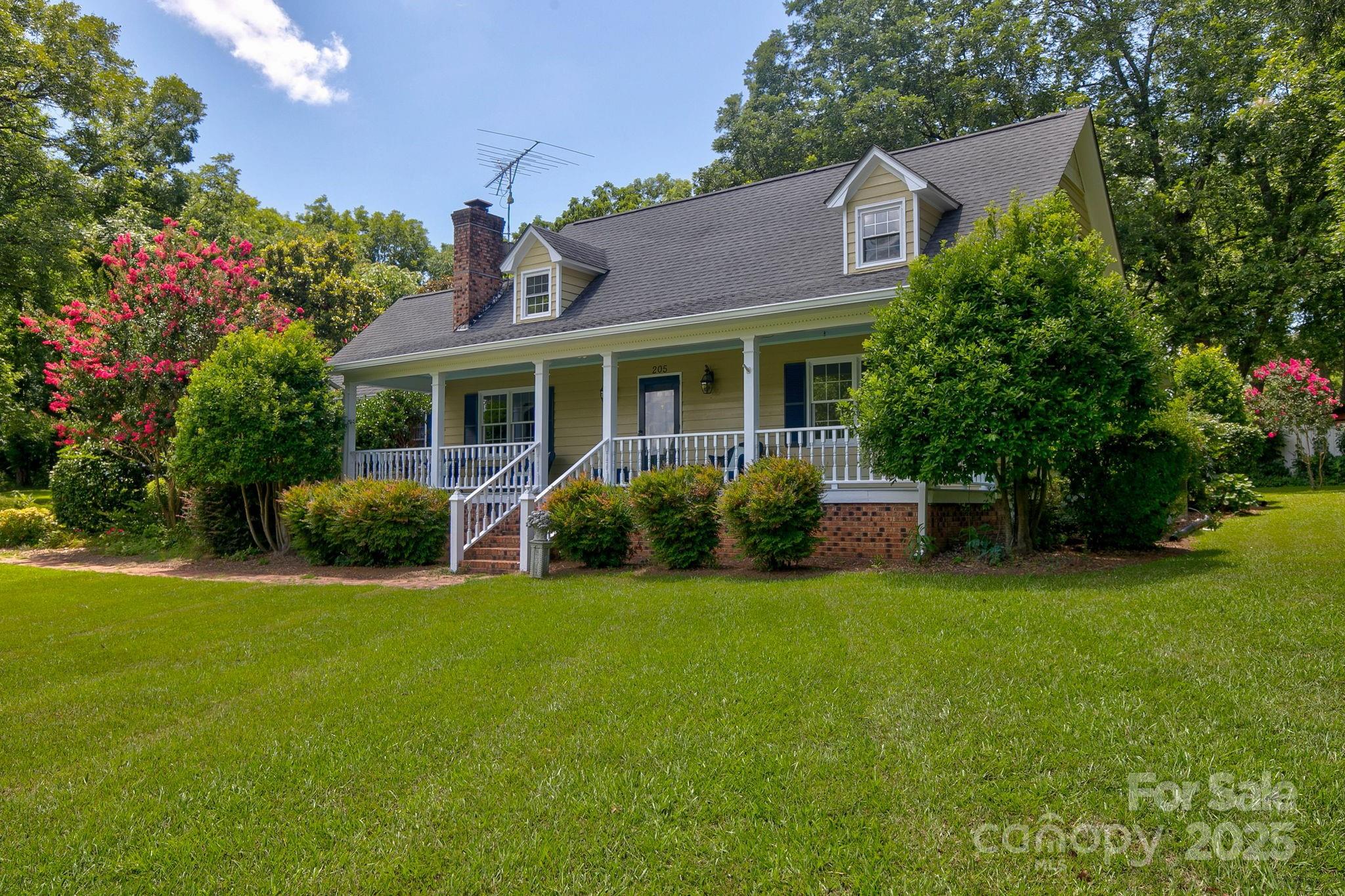205 N Lee Street Property Photo 1