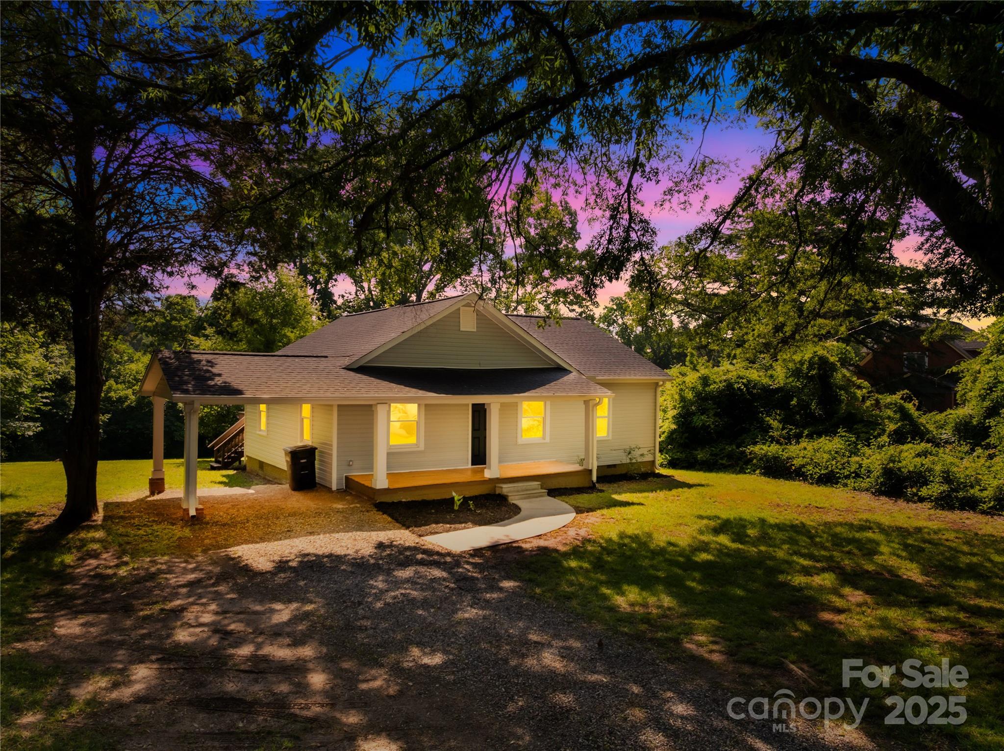 1528 Avondale Drive Property Photo 1