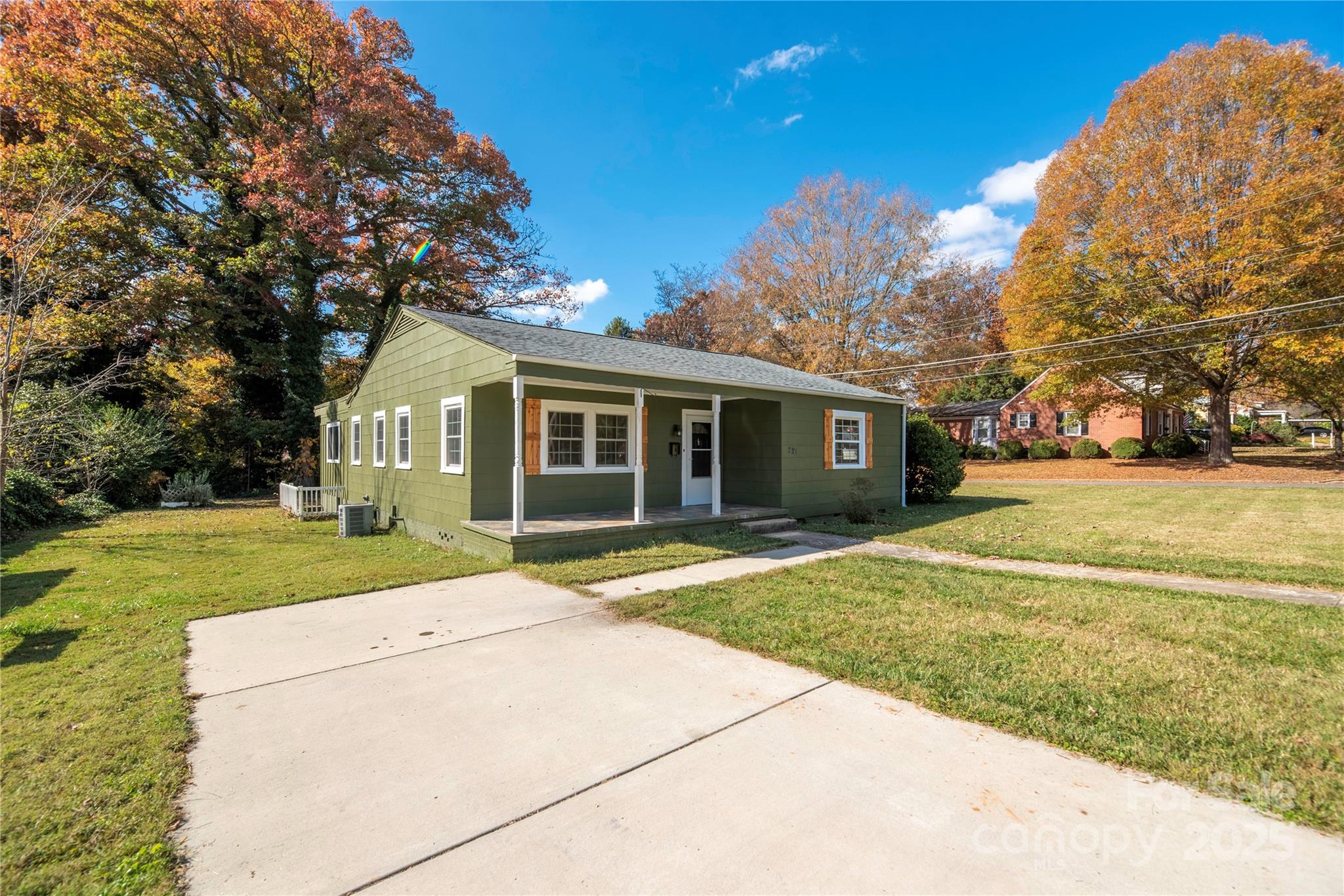 221 Magnolia Street Property Photo 1