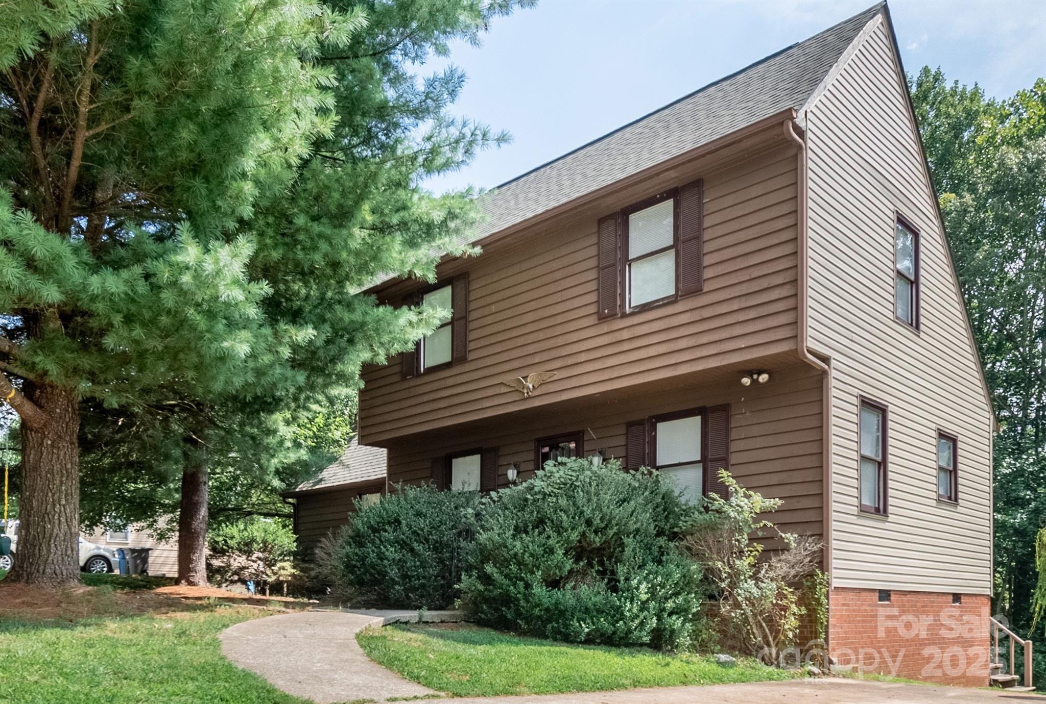 504 Holland Drive Property Photo 4