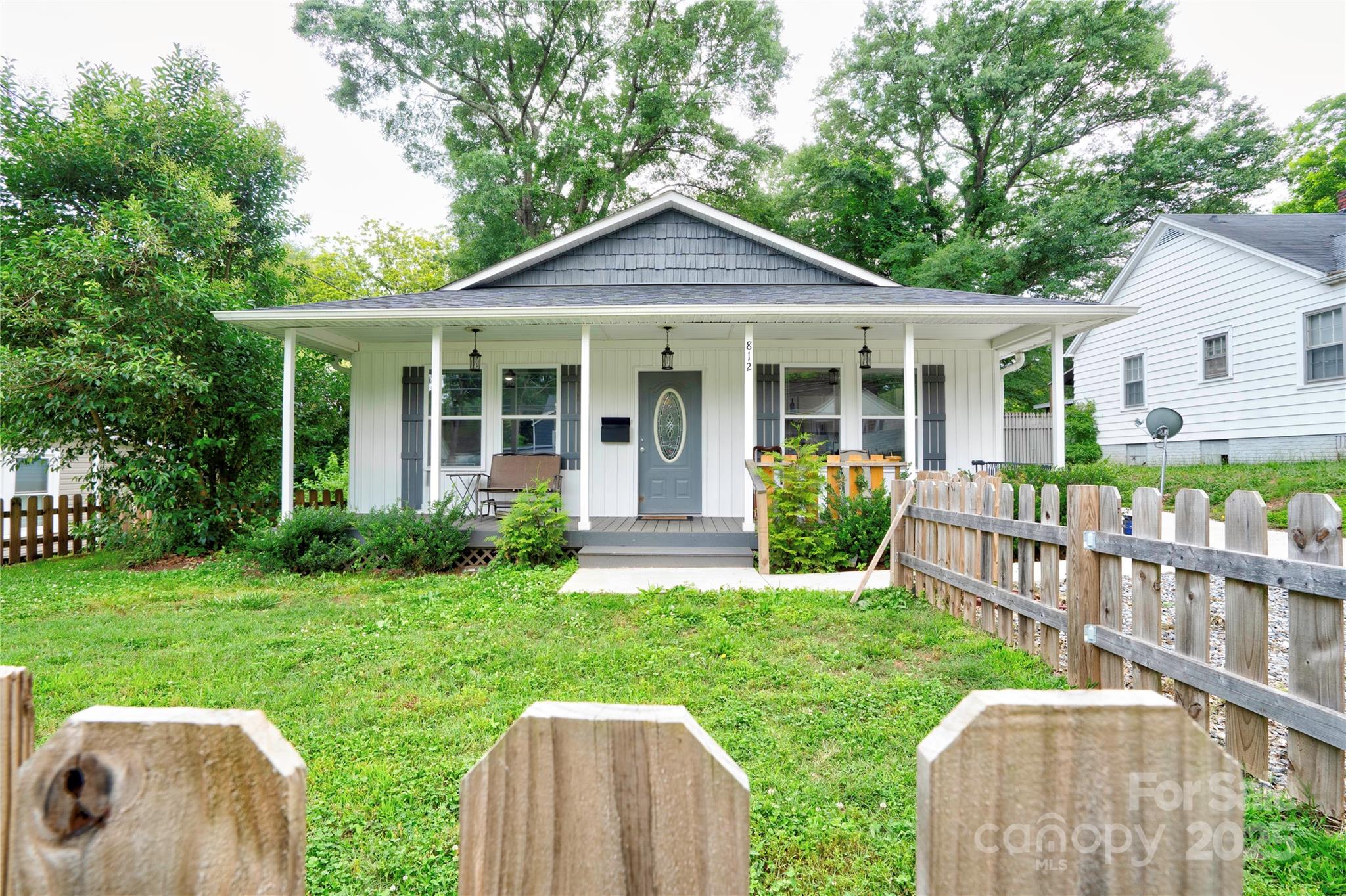 812 Kings Road Property Photo 1
