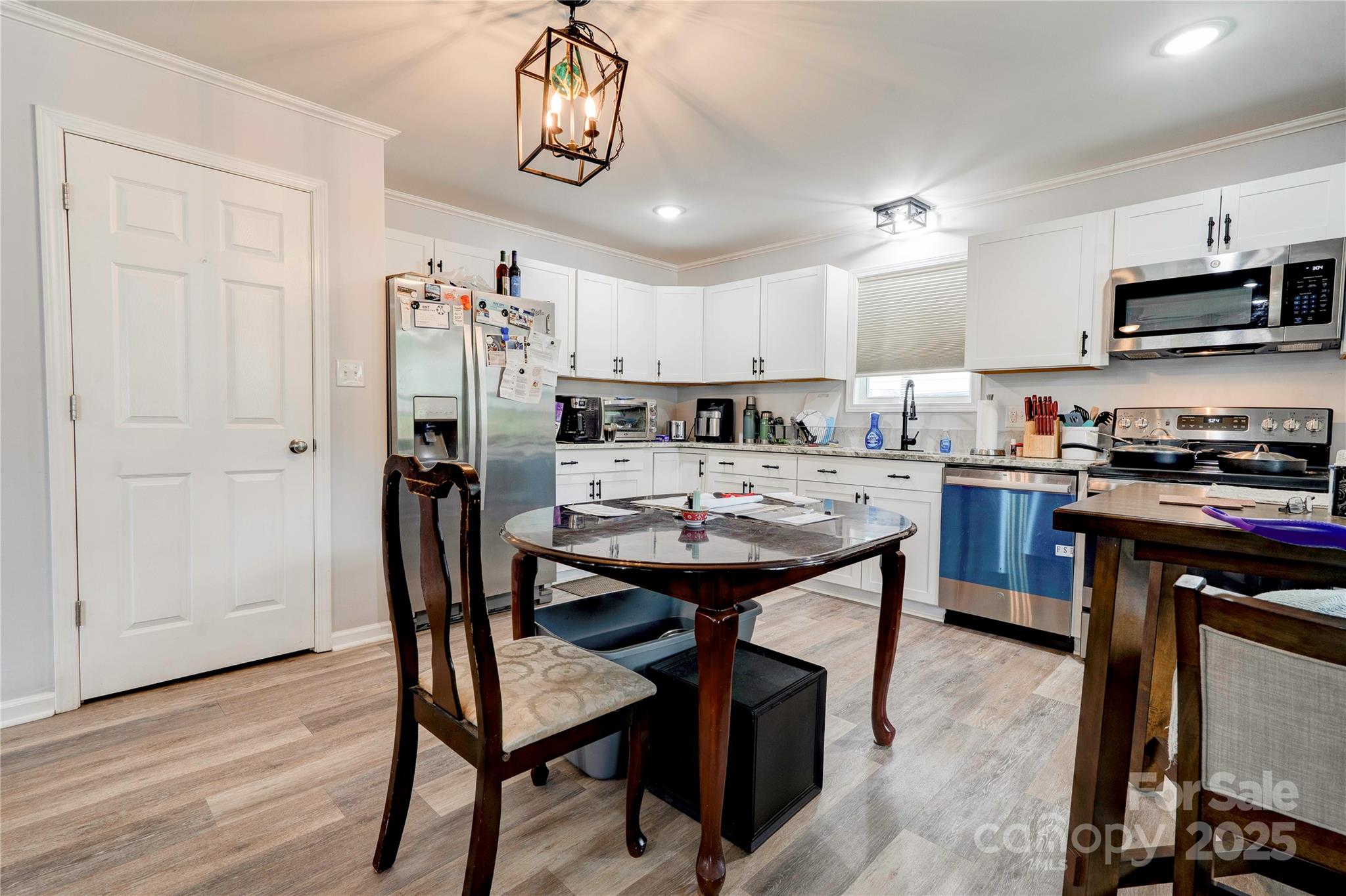 812 Kings Road Property Photo 6