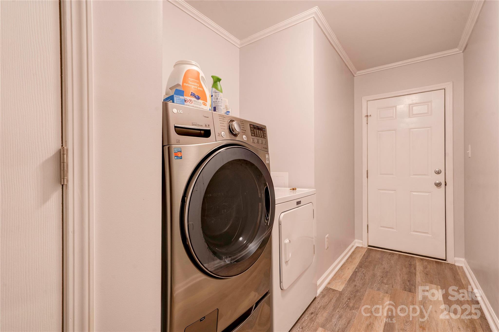 812 Kings Road Property Photo 9