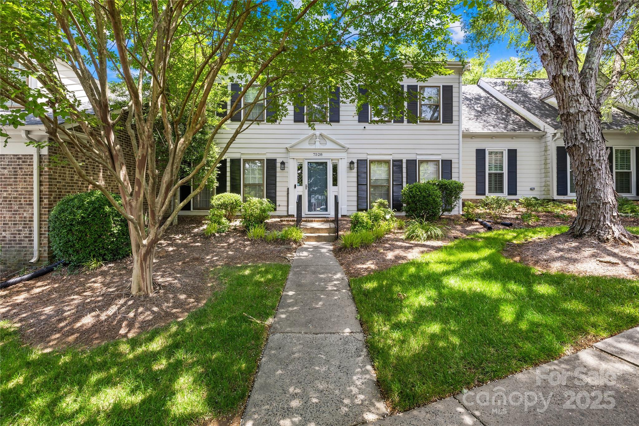 7528 Red Oak Lane Property Photo 1
