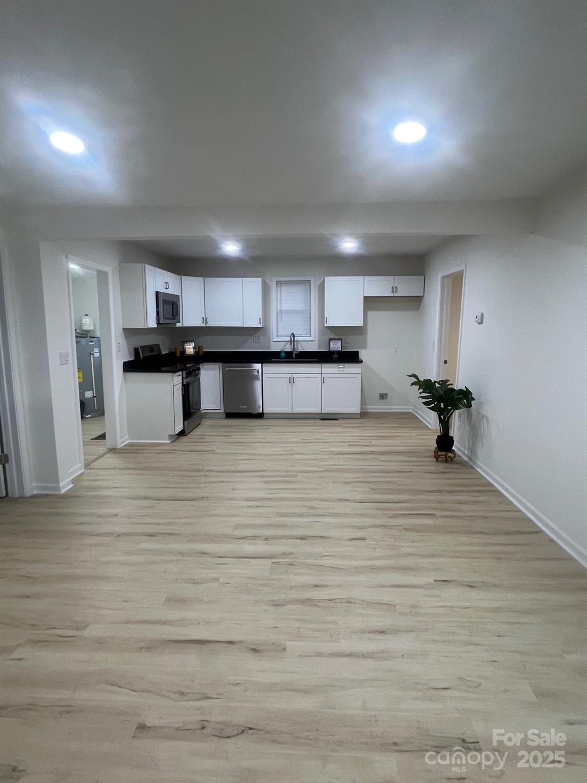 39 E White Street Property Photo 4