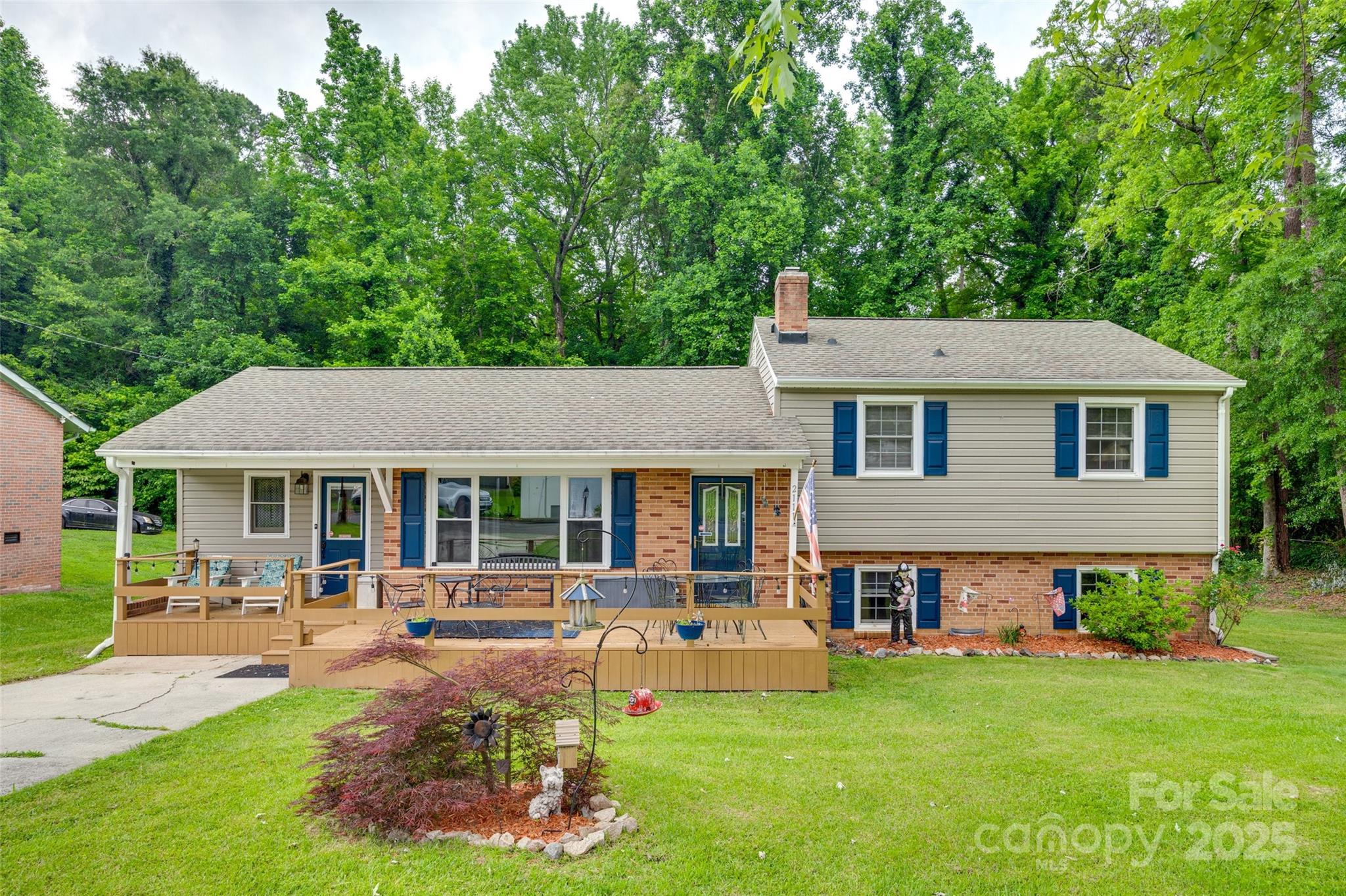 2111 Parkdale Avenue Property Photo 1