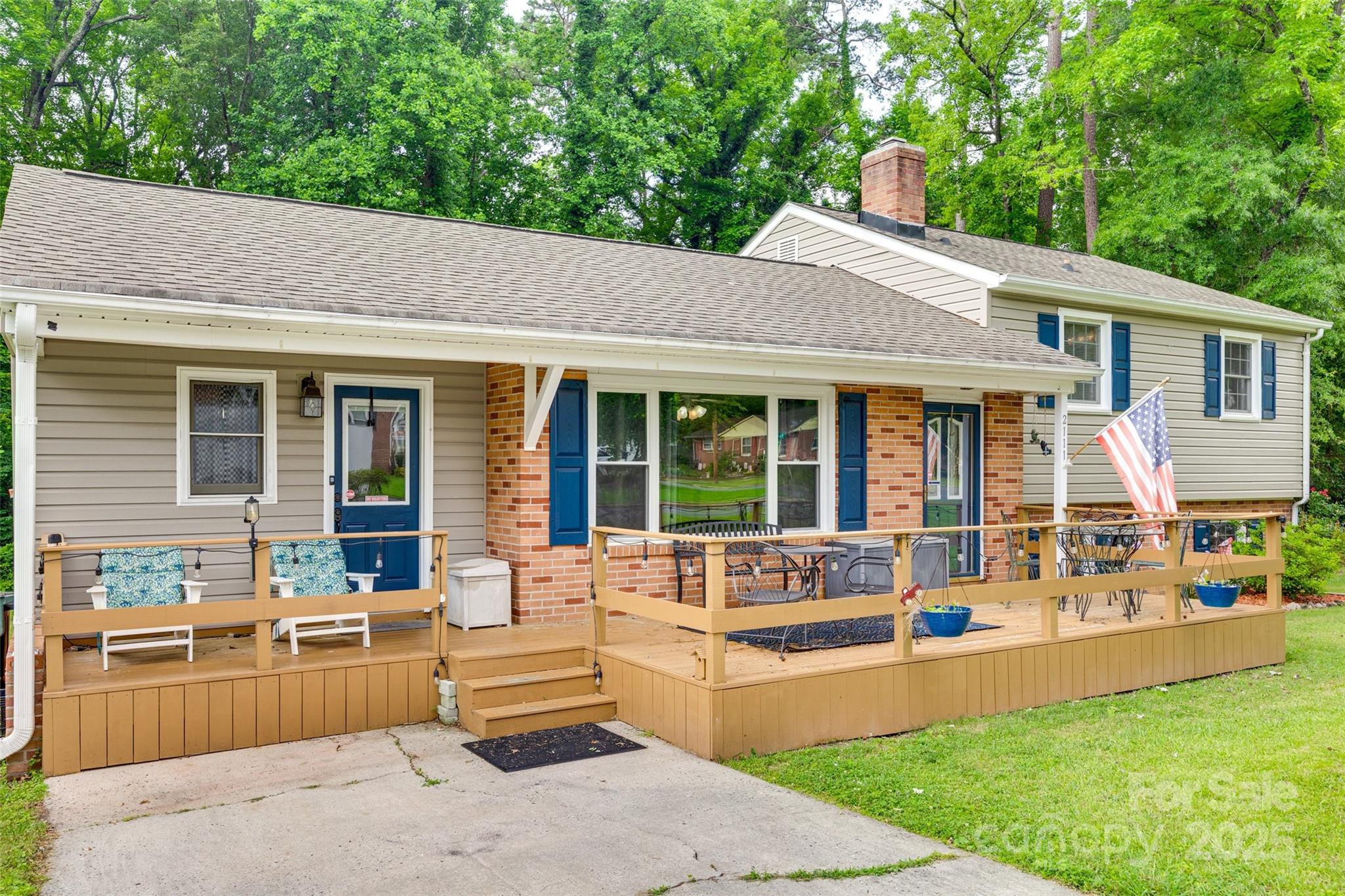 2111 Parkdale Avenue Property Photo 2